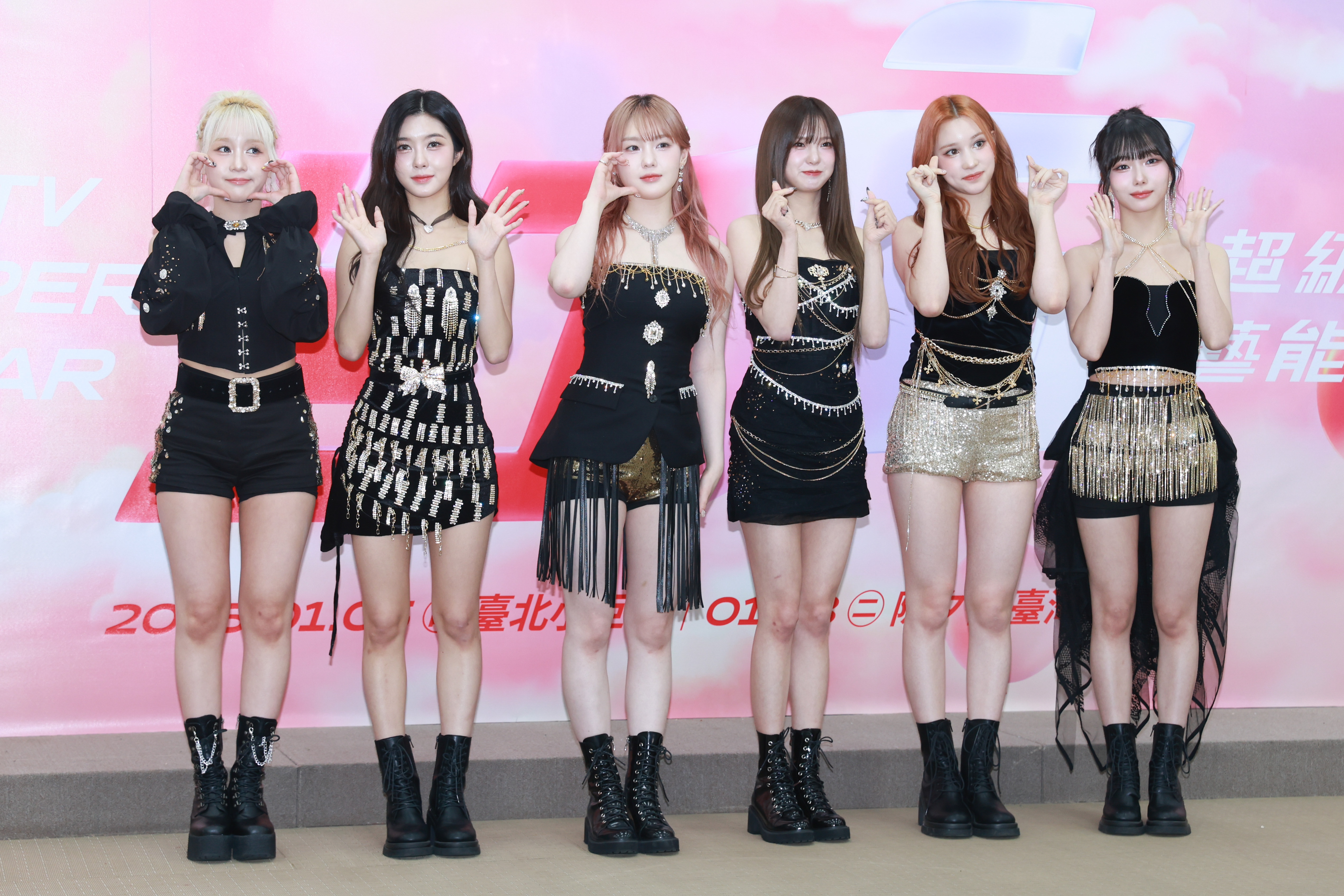 韓國女團Kep1er今出席《2025超級巨星紅白藝能大賞》記者會。成員（左起）江崎光、金多娟、金采炫、隊長崔有真、休寧巴伊葉與徐永恩。