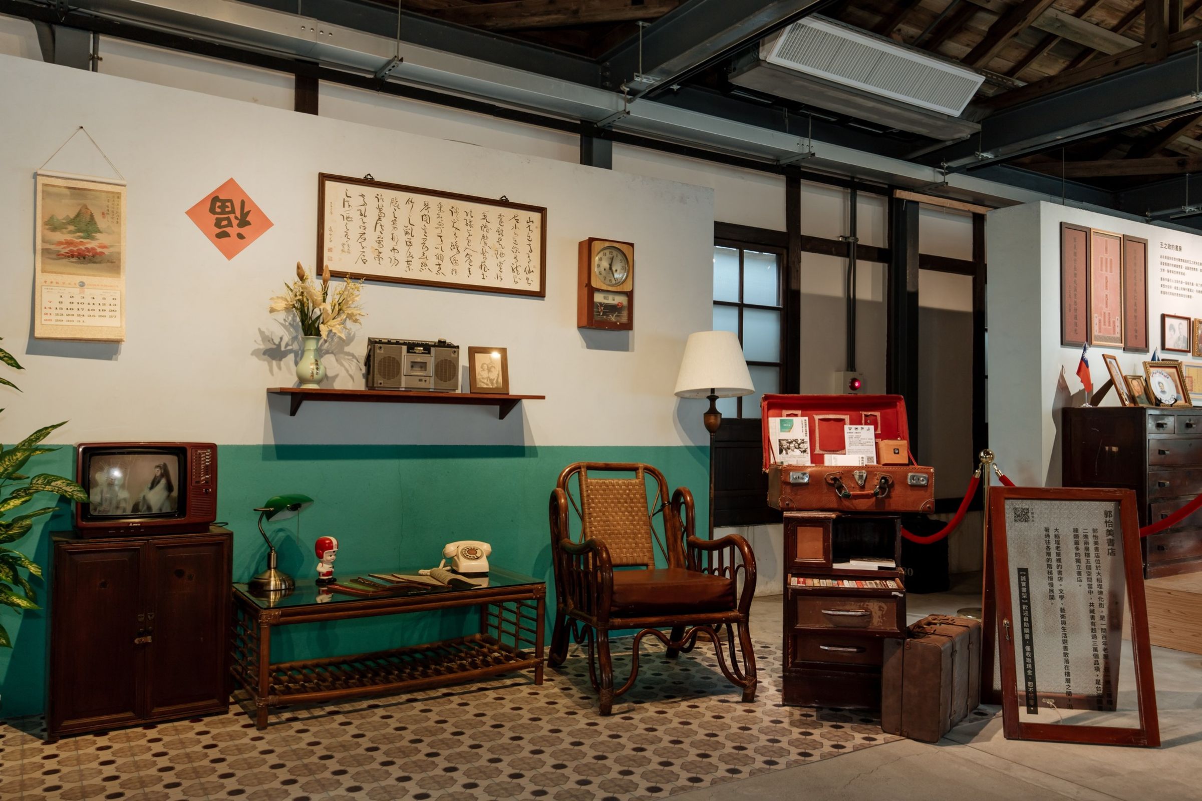 山峸參與北投中心新村《眷時空想Into Kindred Era’s Atelier:時代書景實驗所》特展的空間設計與製作,現正展出中。(翻攝自山峸粉絲專頁,鄭宇辰攝影)