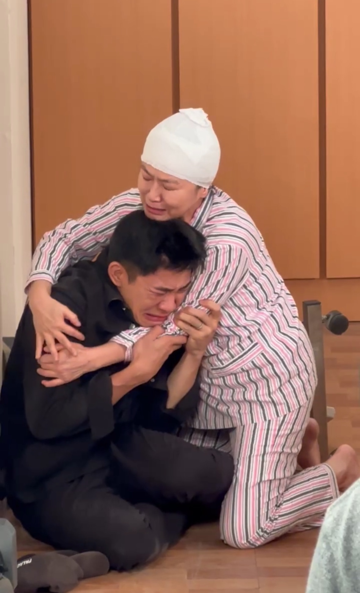 謝瓊煖溫柔演出「親情攻勢」,感化孫子逼哭工作人員。(民視提供)
