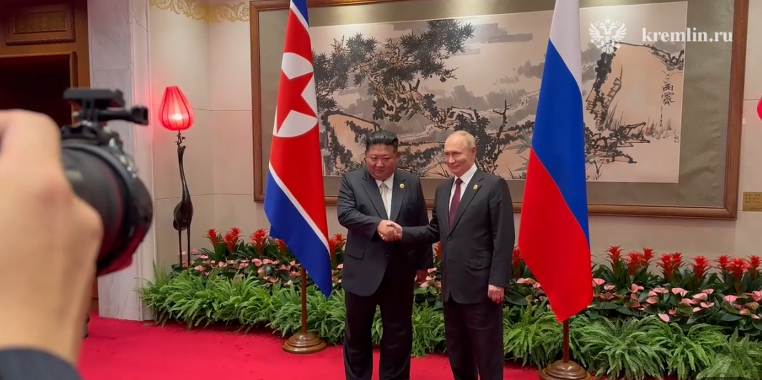 普丁、金正恩握手了。（翻攝Кремль. Новости）