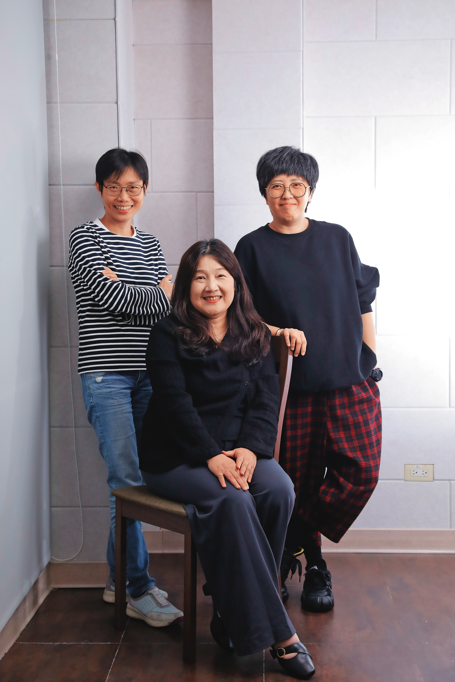 兒少中心副主任舒逸琪（左起）、主任林瓊芬與製作人黃琳容，攜手推出小公視首檔青少年解謎實境秀《成仁高中偵探社》。