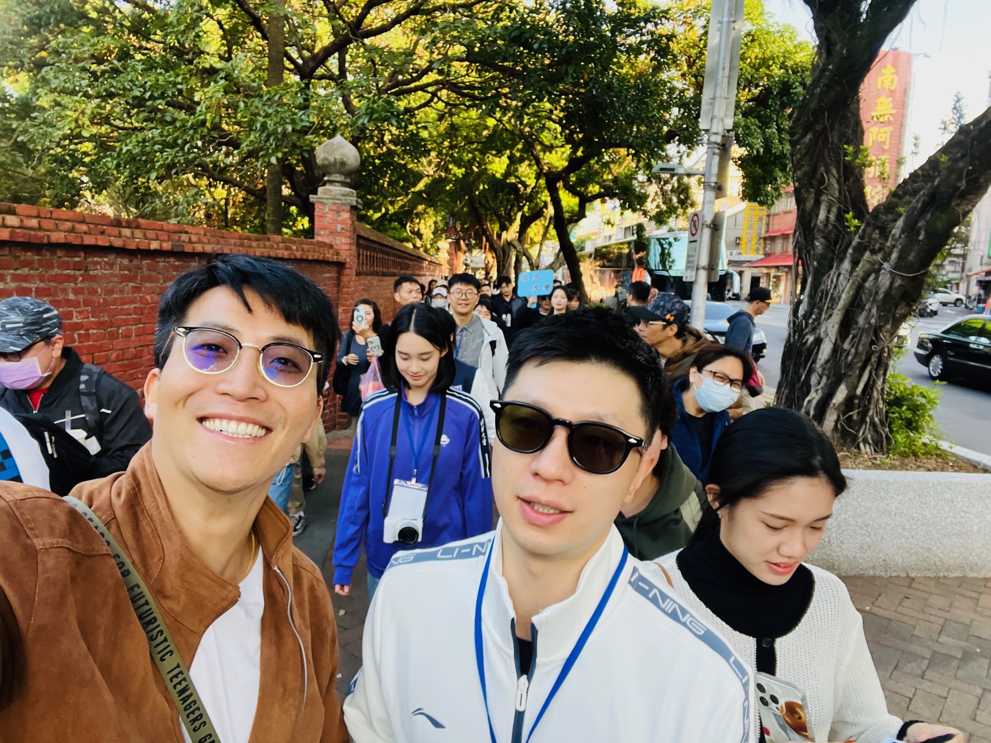 吳翔震（左）到孔廟，與心中偶像馬龍合照。（吳翔震經紀人提供）