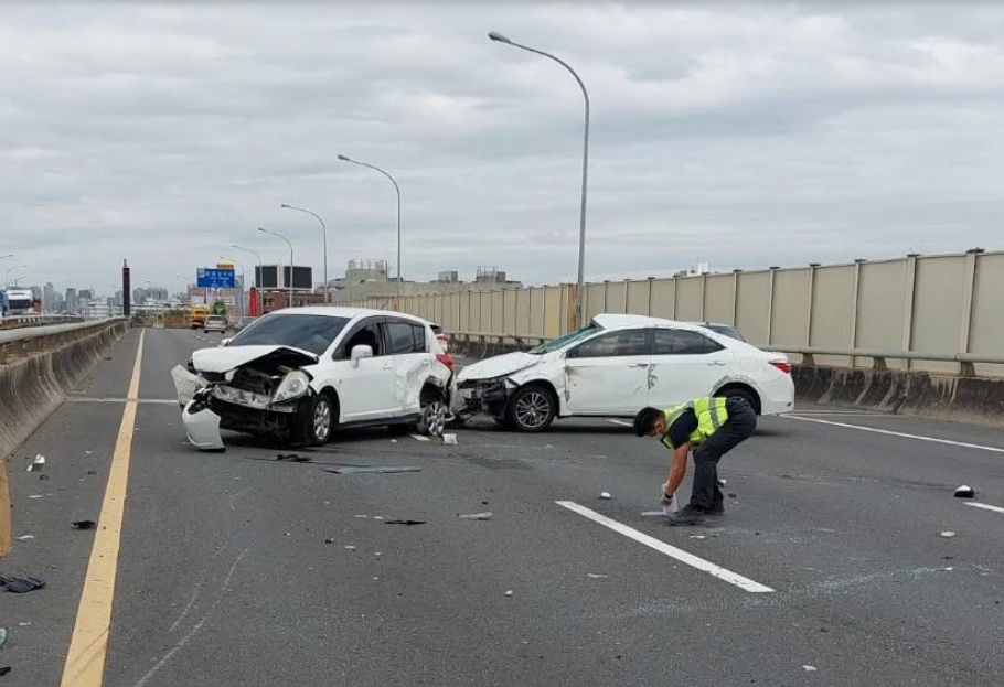 中部快速道路今日發生2起重大車禍，有轎車擦撞還有貨車遭撞。圖為台74線烏日段轎車擦撞。（翻攝記者爆料網）