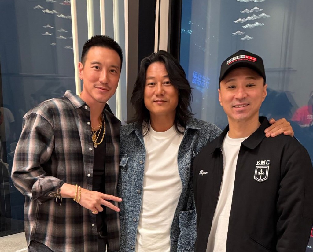 藝人王陽明（左1）在南港舉辦千人車聚，邀請好萊塢男星「韓哥」（中）參與活動，雖然引發民怨，警方也到場取締，王陽明凌晨仍在社群平台發文，直指活動太瘋狂了。（翻攝王陽明sunnyboyyy／Threads）