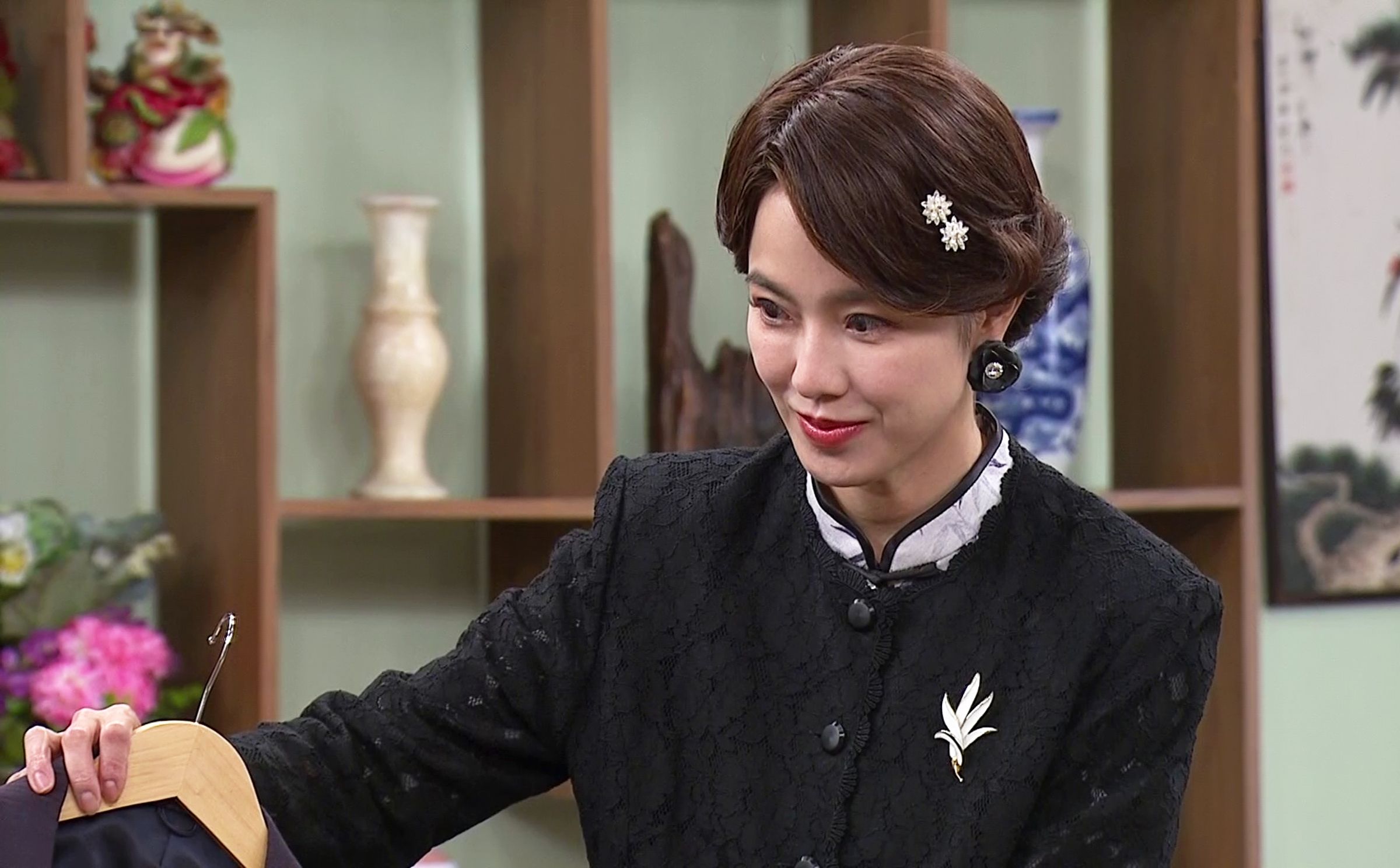 黃瑄拍攝低聲下氣陪笑的戲碼時,心境回到初入戲劇圈的那段日子。(台視提供)