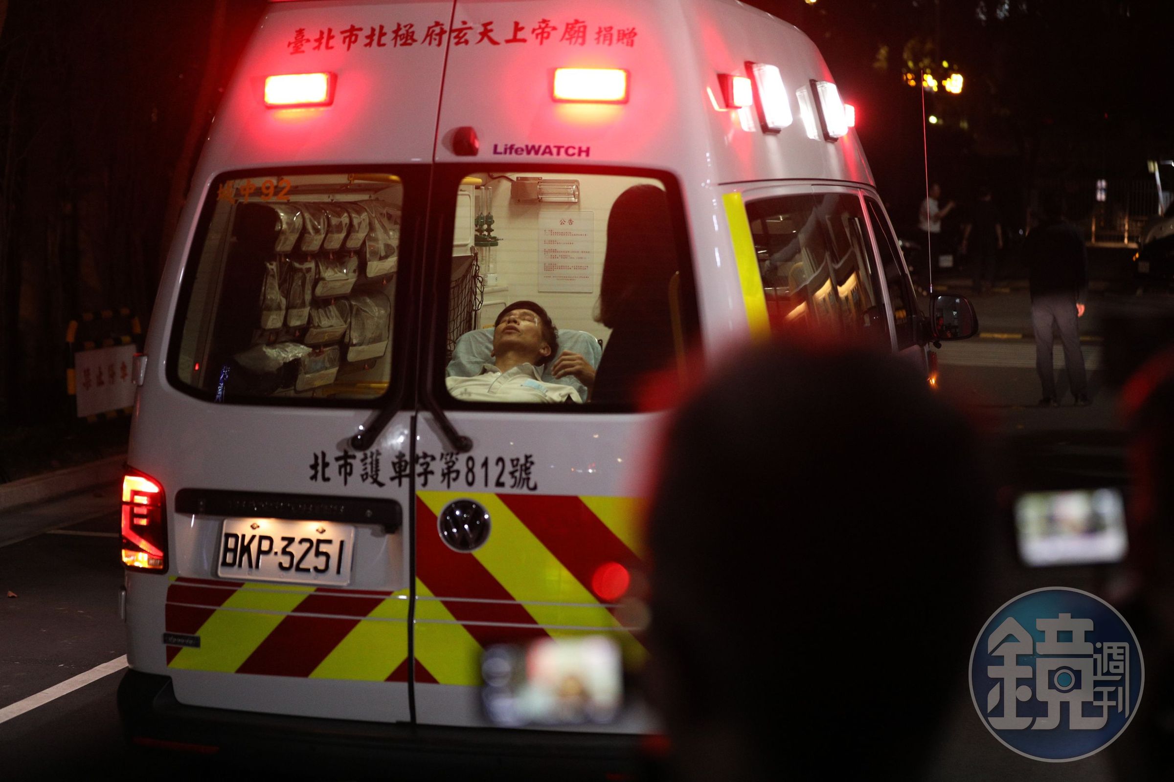 多名立委在衝突中掛彩送醫，圖為民進黨立委鍾佳濱。