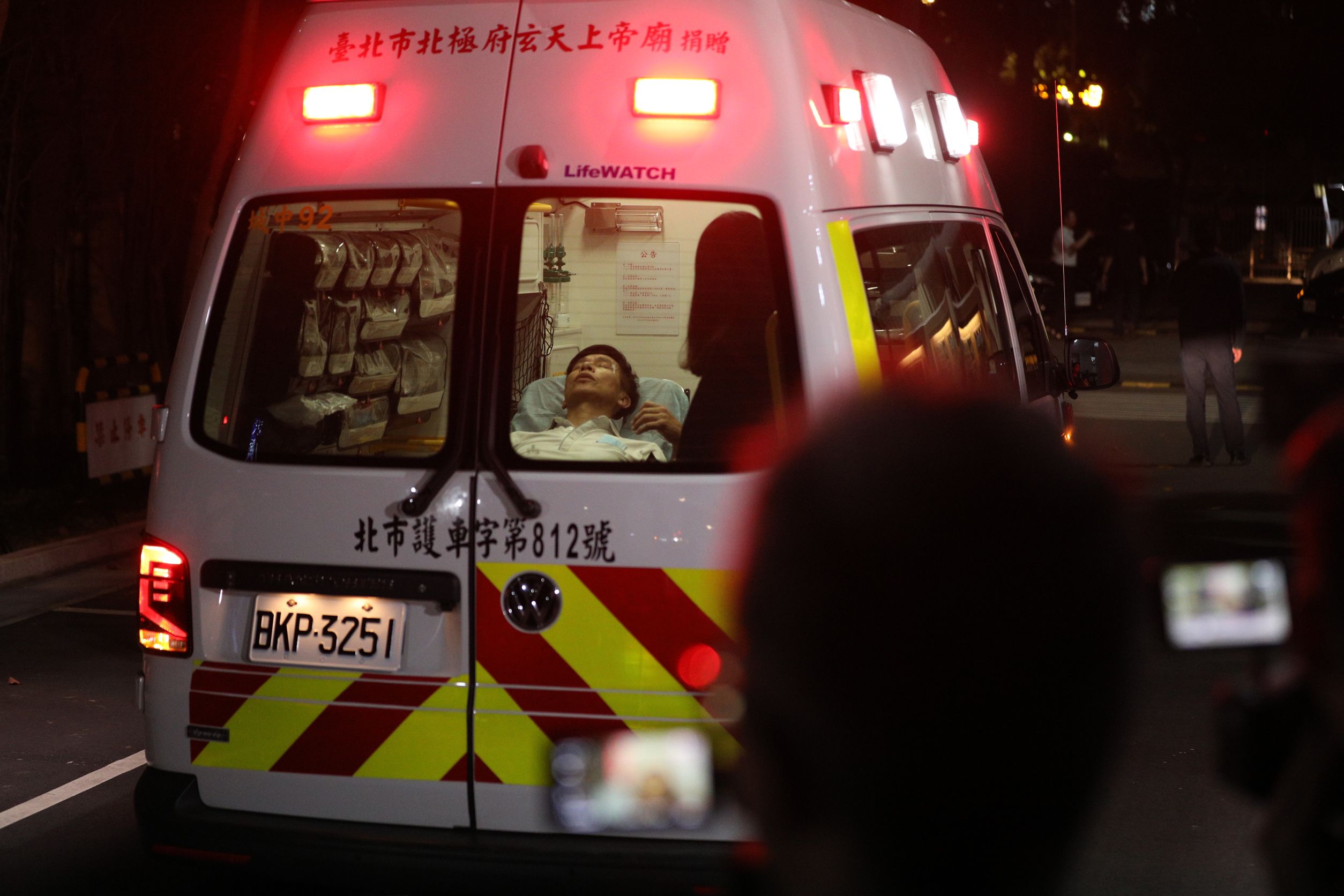 多名立委在衝突中掛彩送醫，圖為民進黨立委鍾佳濱。