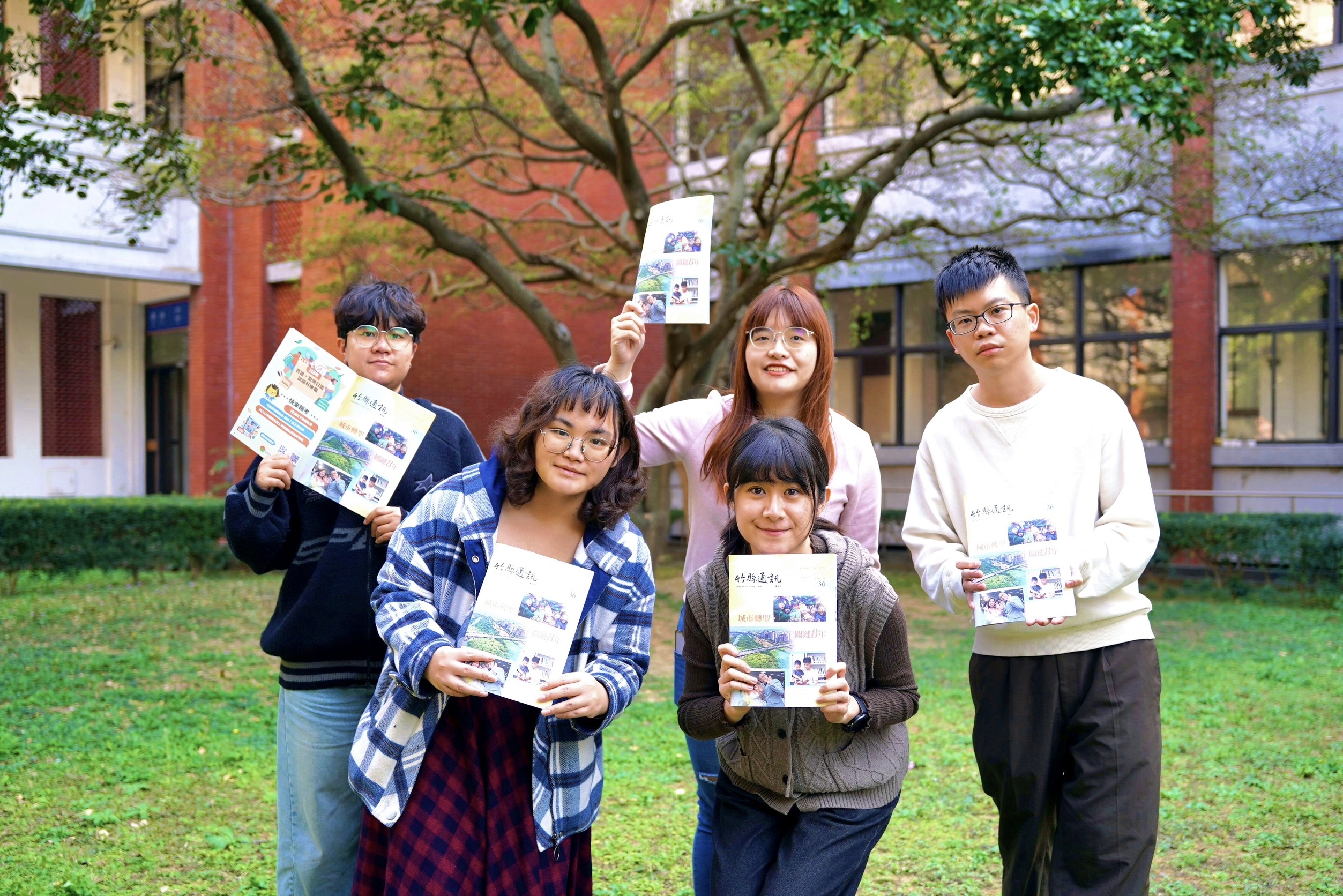 最新一期《竹縣通訊》2月號發行，以「城市轉型關鍵8年」為題，收錄新竹縣政府近期科技、人文與行政革新措施。（圖／新竹縣政府）