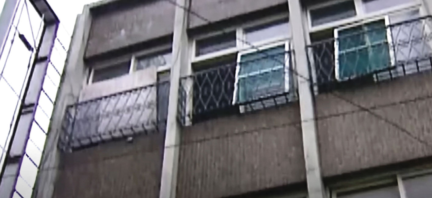 凶手在租屋處（圖）用木棍毆打死者，並以牛排刀朝死者猛刺。（翻攝東森新聞）