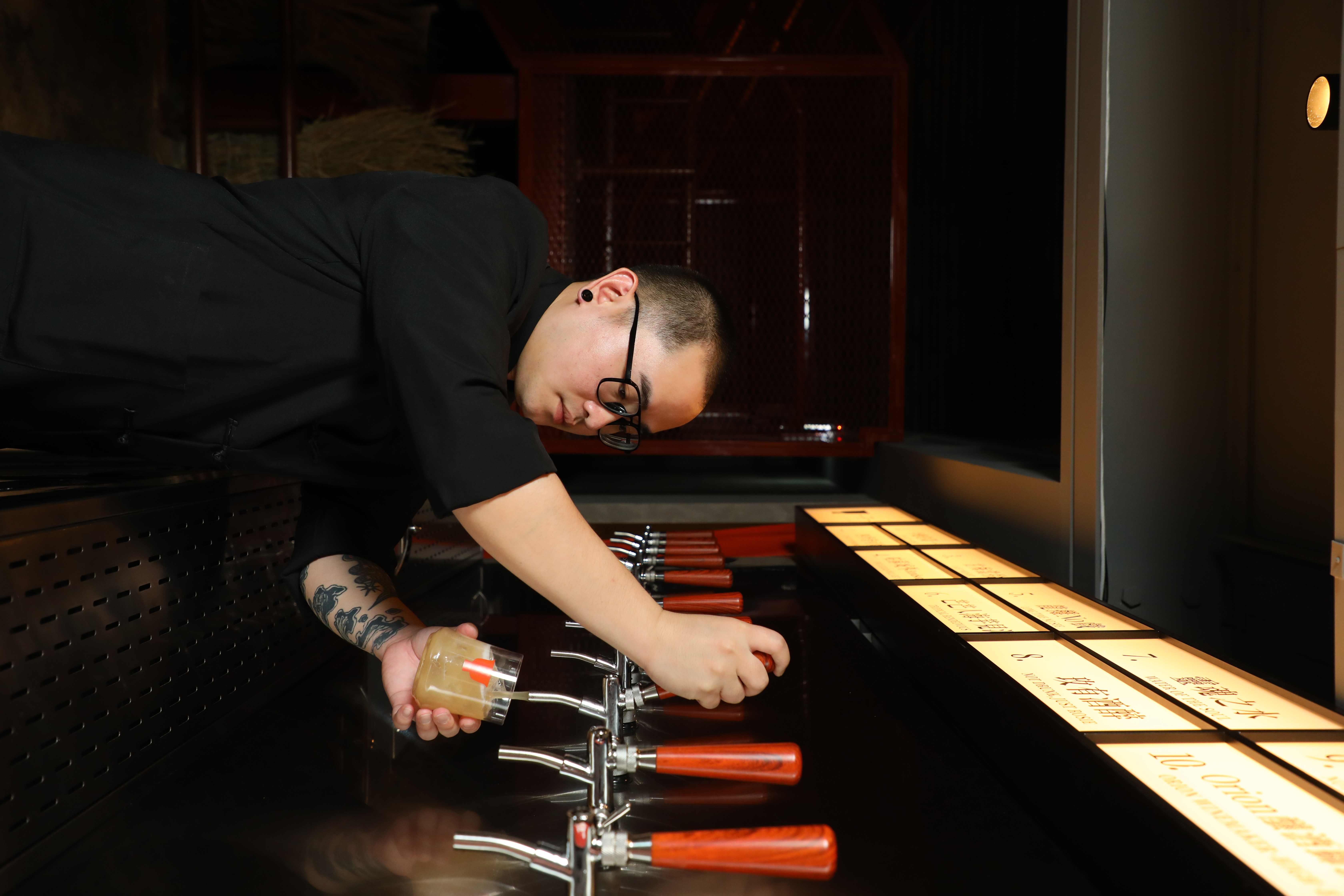 店內採用Draft技術,打造出「四季皆可燒」「芒芒人海芋見泥」等10款以諧音梗命名的創意調酒。