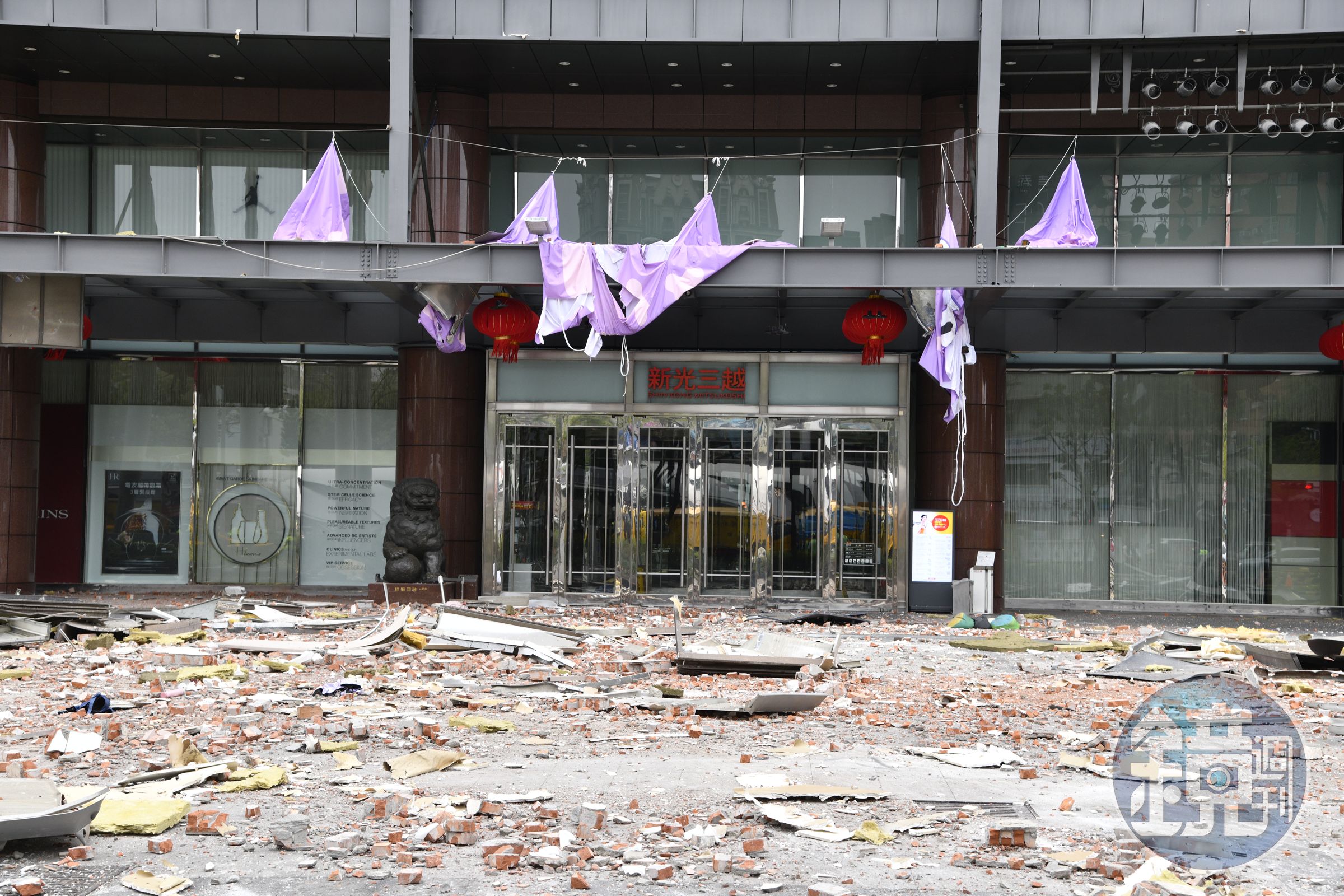 台中新光三越美食街今天發生氣爆意外,一樓玻璃大門碎裂。