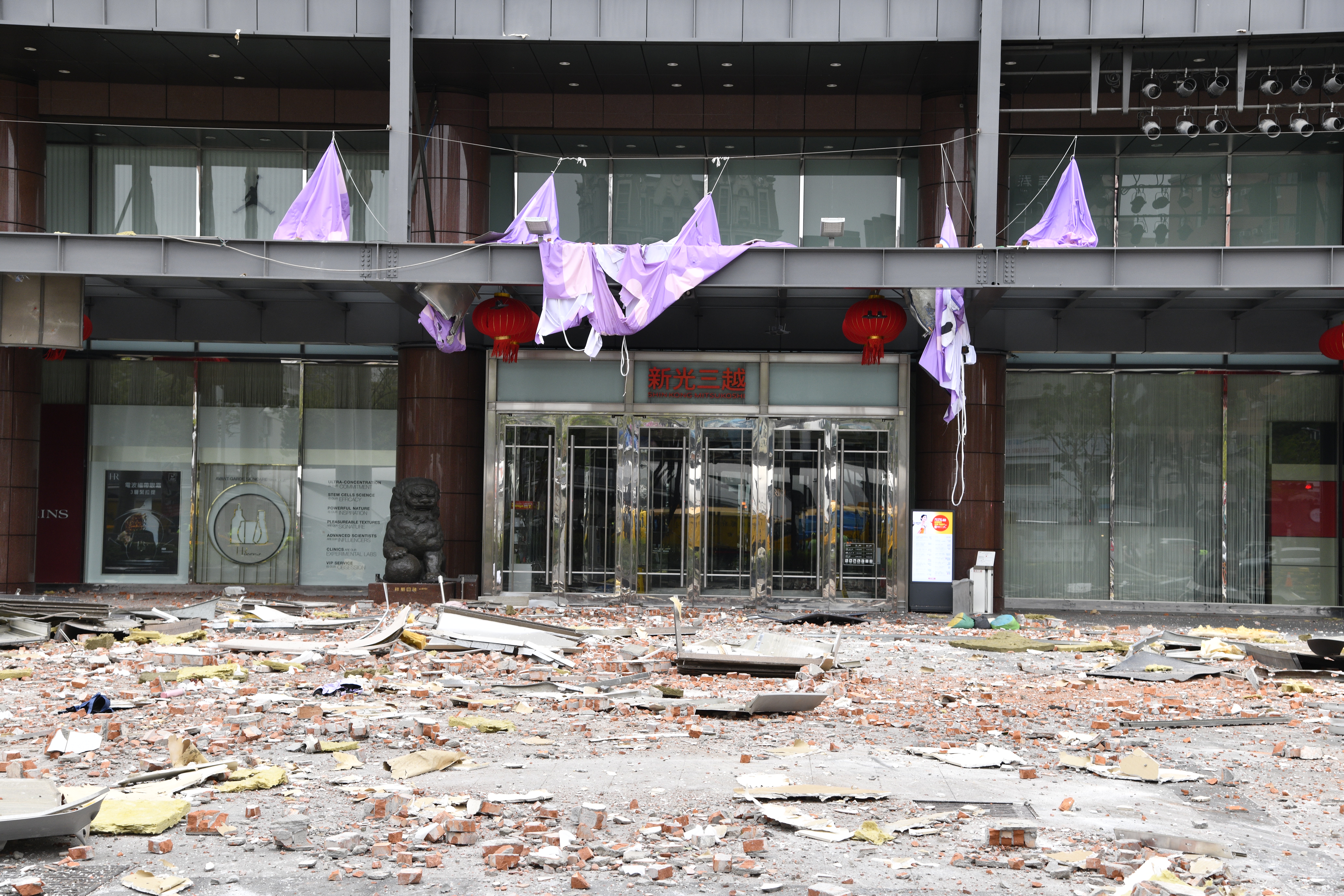 台中新光三越美食街今天發生氣爆意外，一樓玻璃大門碎裂。