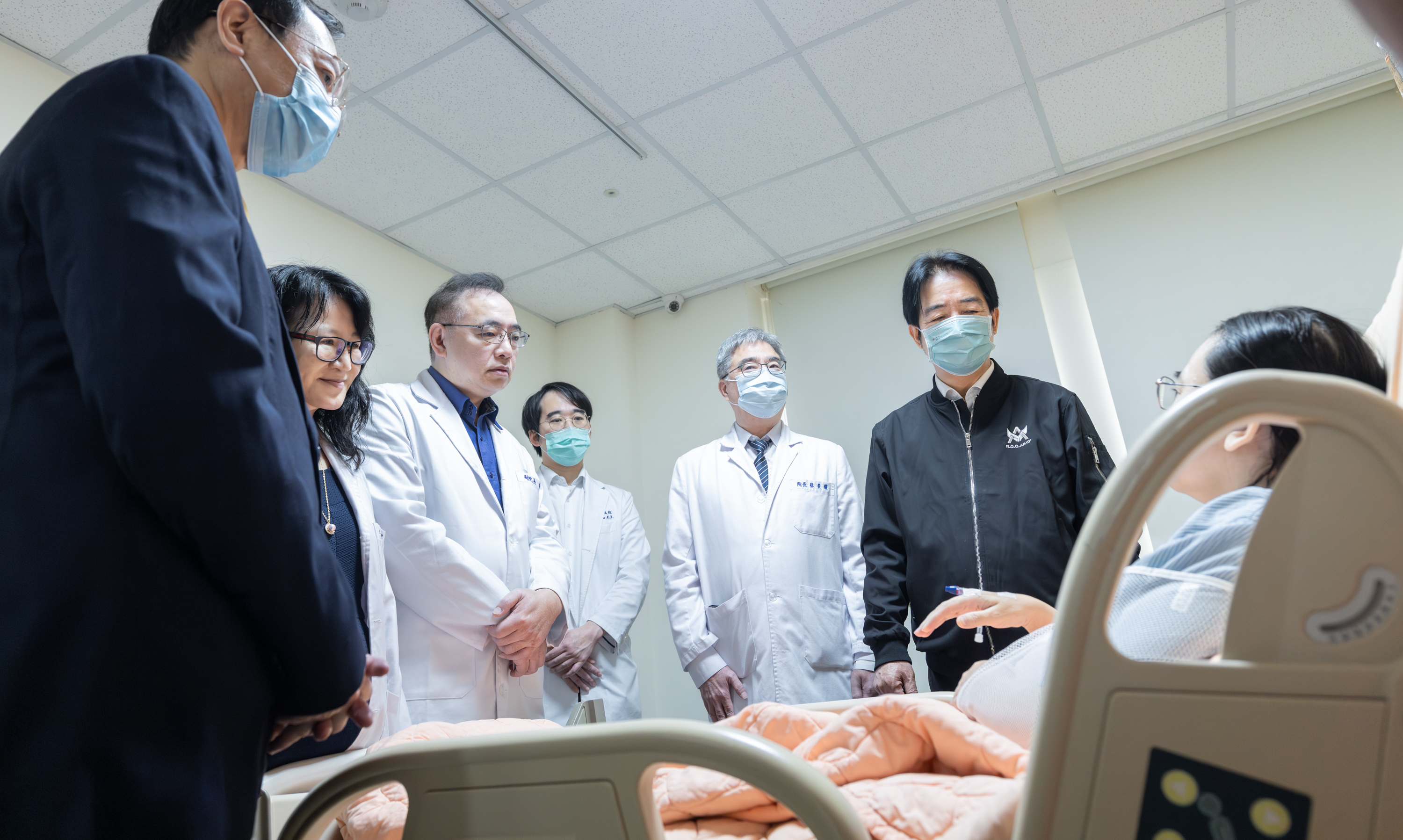 總統賴清德抵達醫院探視傷患。（總統府flickr）