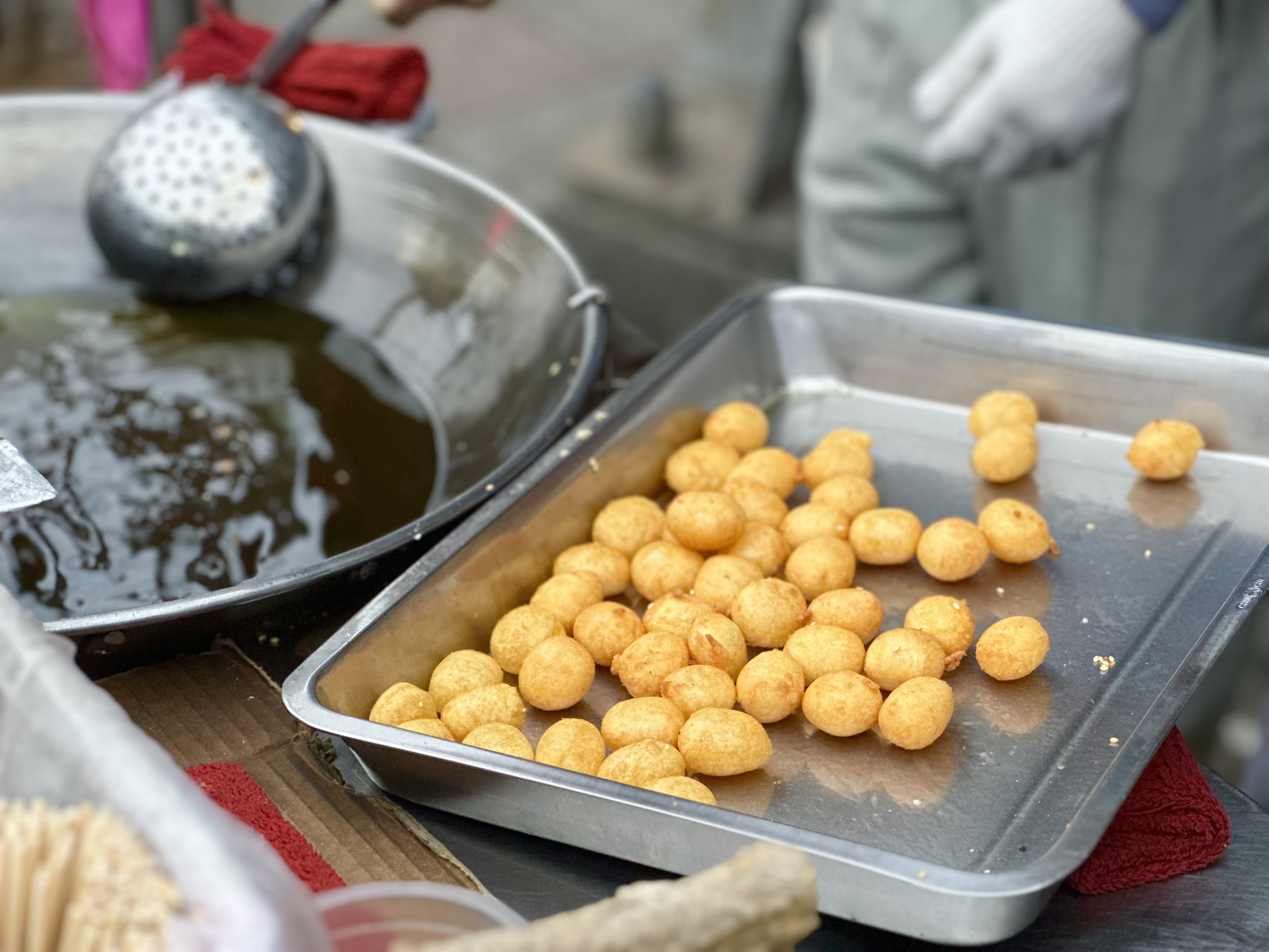 在社子夜市口的「曾好吃地瓜球」，已經擺攤超過30年。