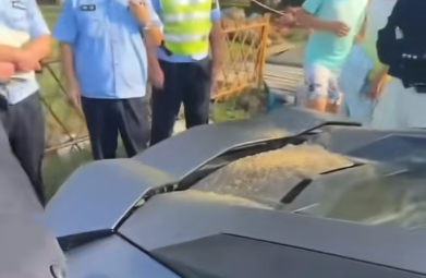 中國一名男童因貪玩,將沙子推在要價千萬的藍寶堅尼跑車上,最終父母賠了1萬多元人民幣(約新台幣4.5至5萬元)元的維修費。(翻攝微博)