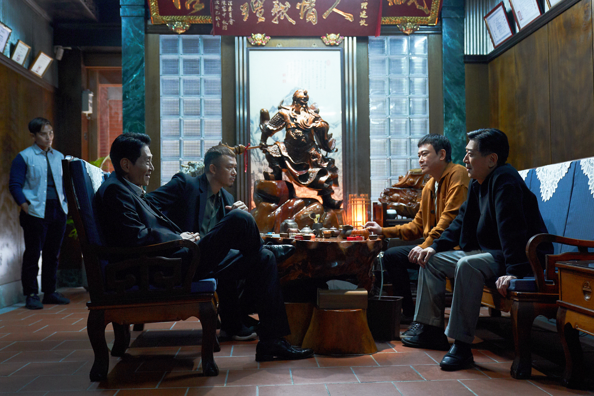 高捷飾演的貴董帶著二把手王識賢與對家喜翔談判，氣氛肅殺，為最後的南北大戰掀起序幕。（曼尼娛樂提供）