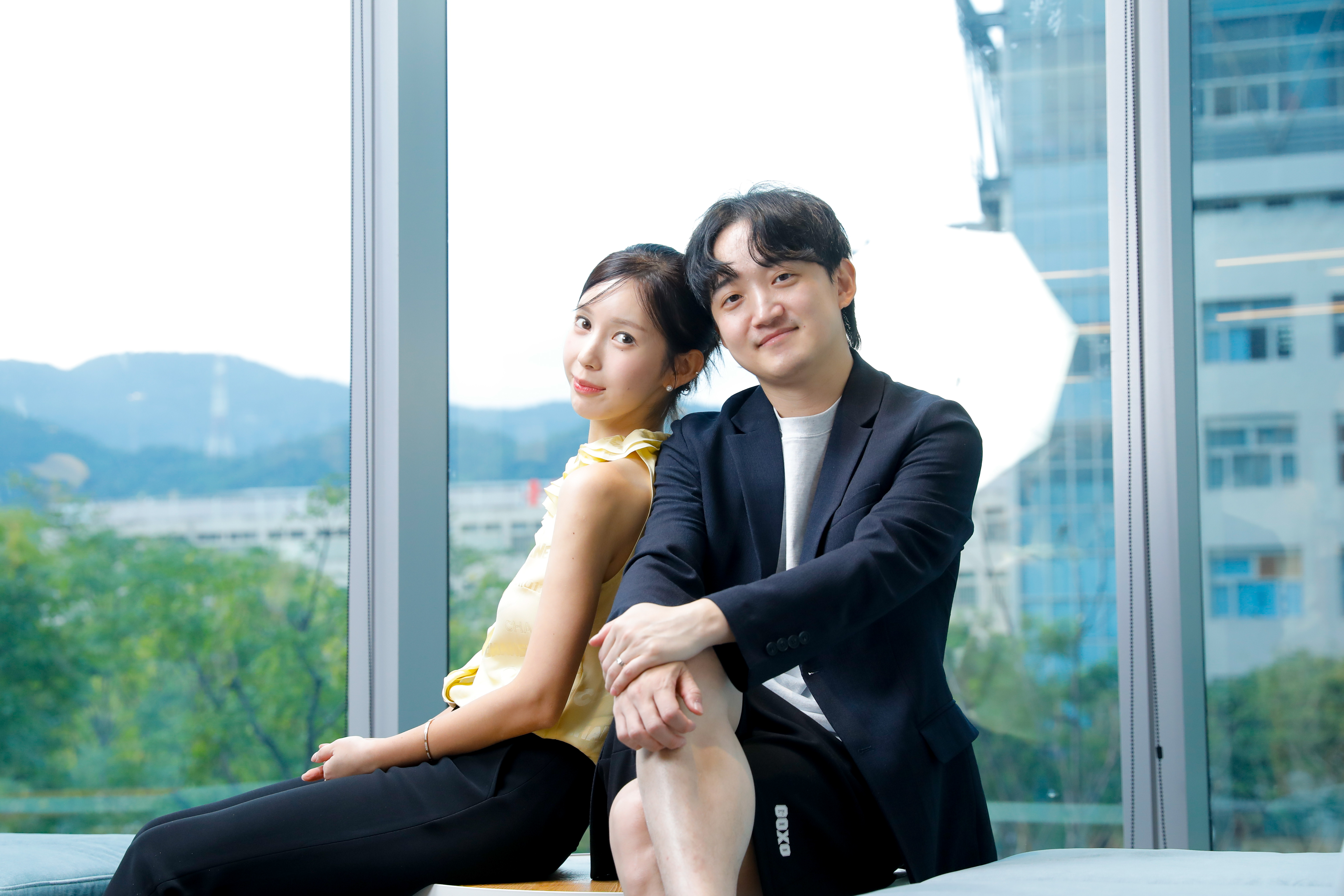 韓國網漫作家夫妻檔Yaongyi（左）與田善旭（右）。