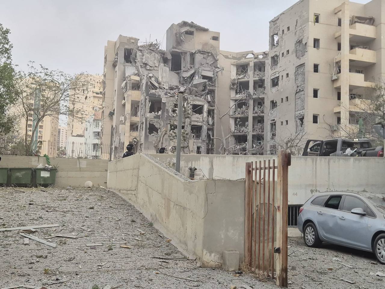 伊朗飛彈襲擊以色列南部城市，公寓遭嚴重受損導致3人死亡。（翻攝自X@worldofgeo360）