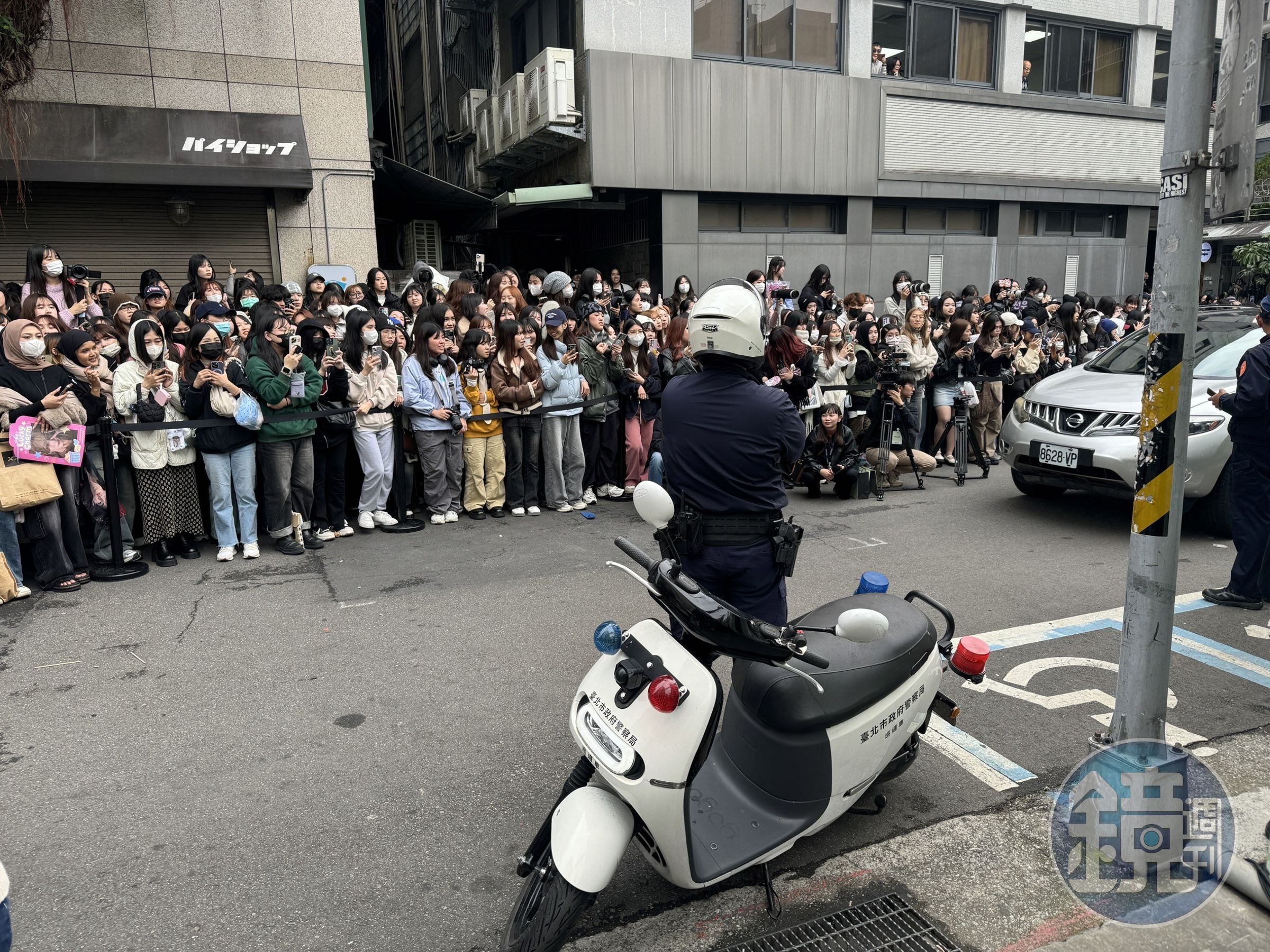 為了見偶像一面，ENHYPEN粉絲兩天前就在PRADA BEAUTY旗艦店附近佔位，今天現場聚集約千名粉絲，還出動多位警察、義交與保全維持秩序。