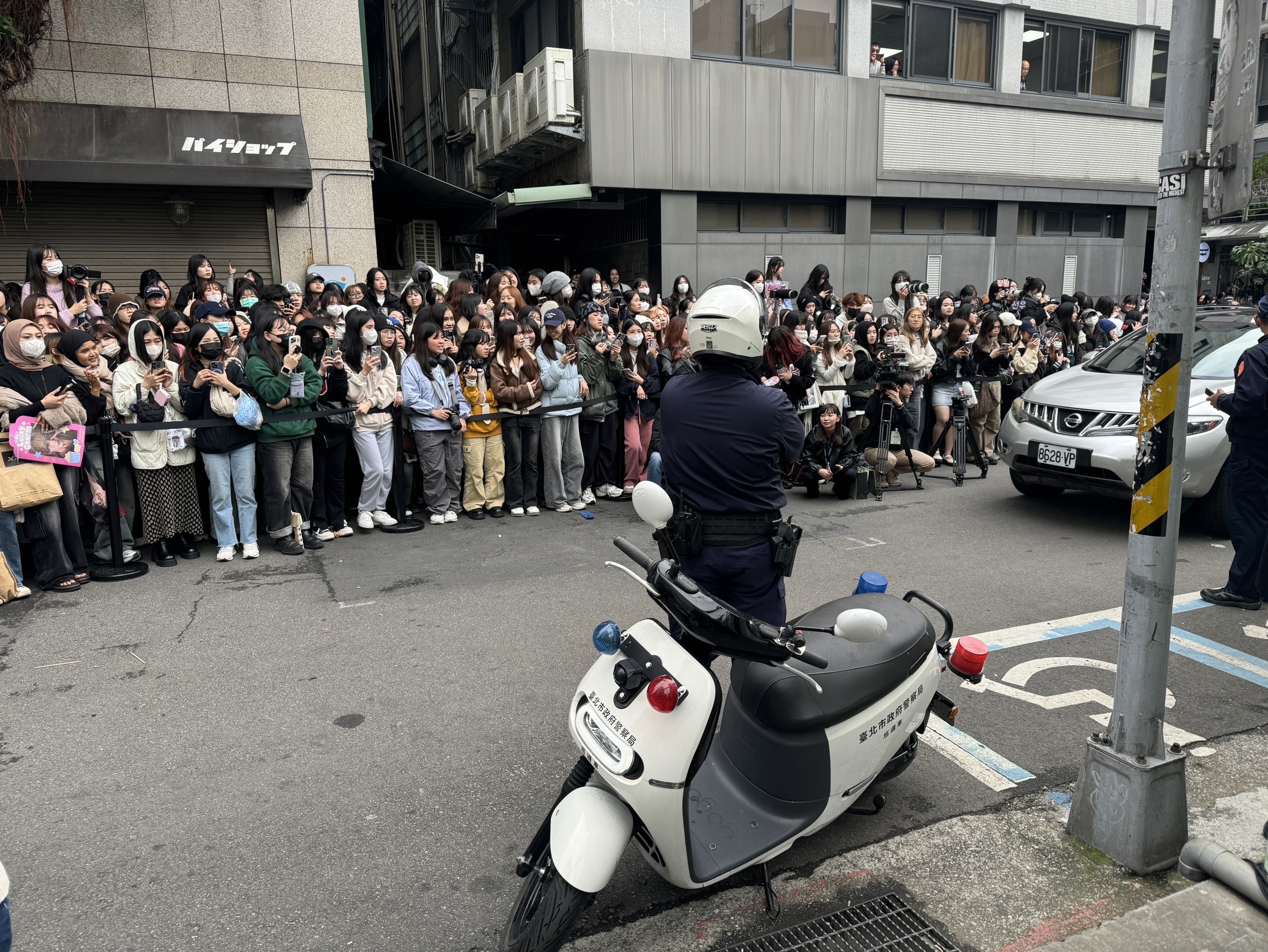 為了見偶像一面，ENHYPEN粉絲兩天前就在PRADA BEAUTY旗艦店附近佔位，今天現場聚集約千名粉絲，還出動多位警察、義交與保全維持秩序。