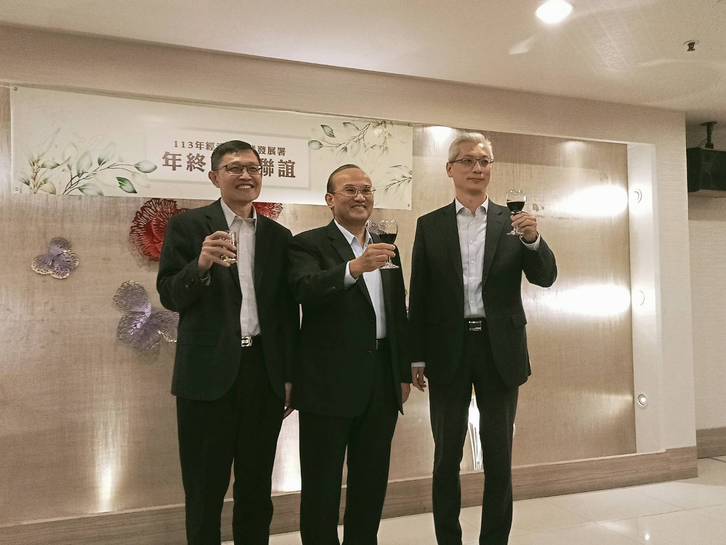 產發署署長連錦漳（圖中）表示，「台版晶片法」細節規劃已如期完成，2月將開始受理，收件截止日是5月底。