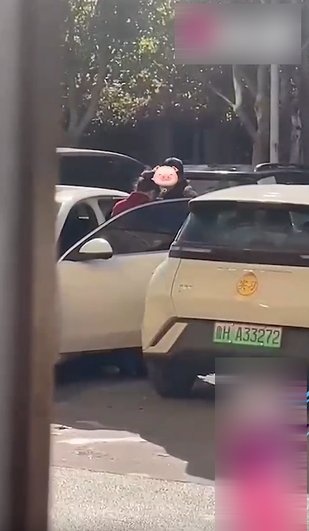兩人的濃情密意，一路燒到戶外。（翻自《51吃瓜網》）