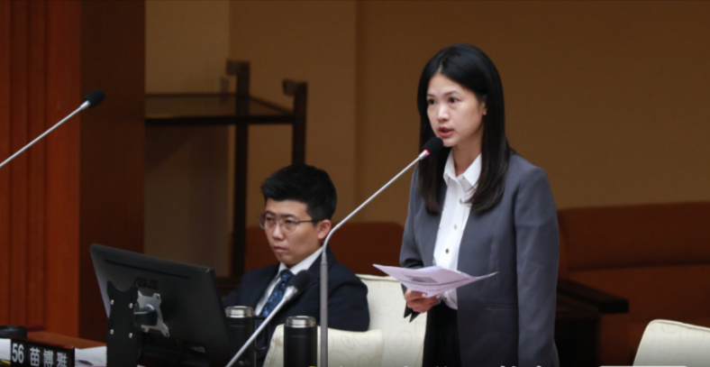 林亮君質疑建管處長期以來都對密室逃脫相關產業低度監管，沒有明確的建築法下分類。