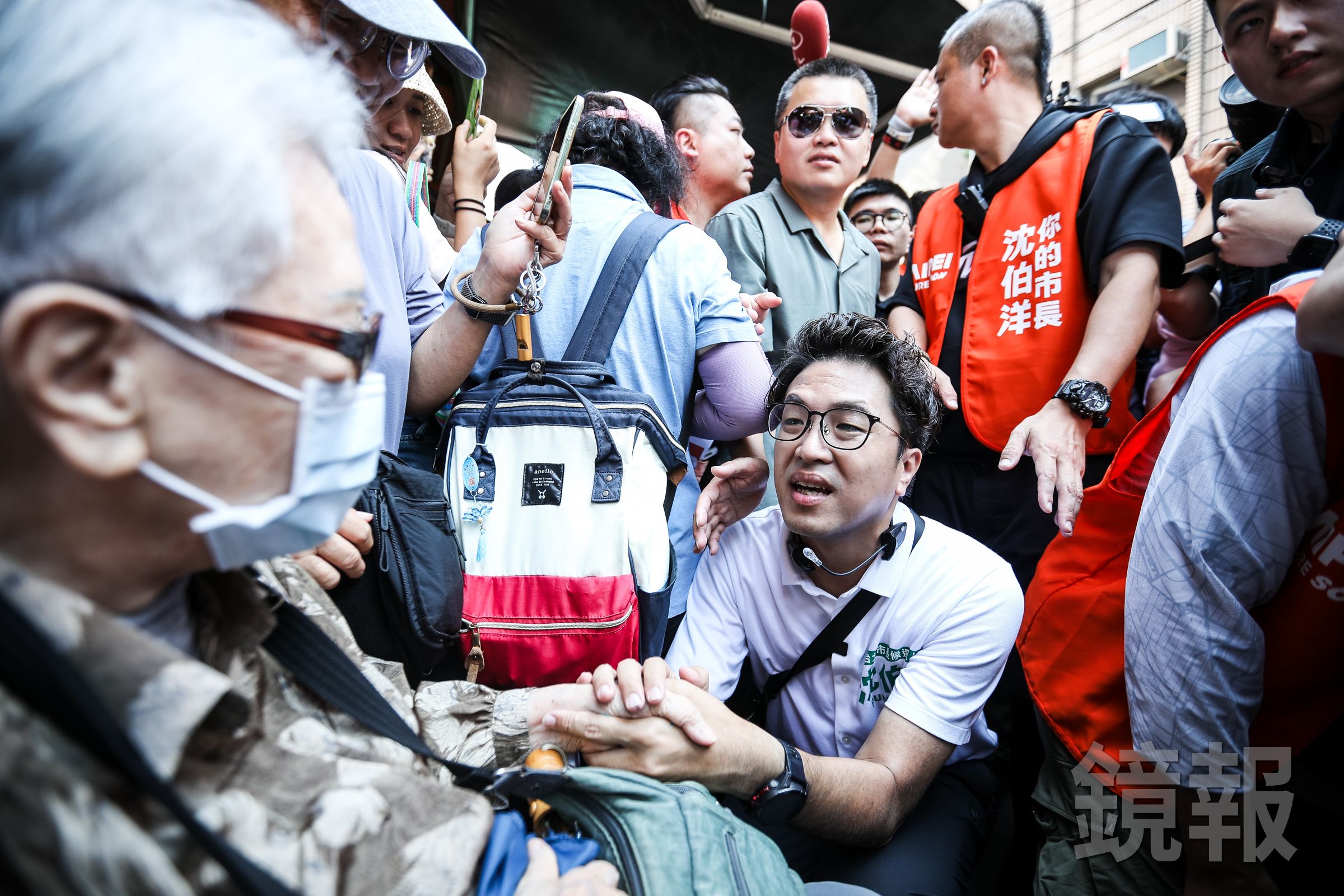 沈伯洋今上午前往北投自強市場拜票,手意外遭尖銳物割傷。(鏡報鄒保祥)