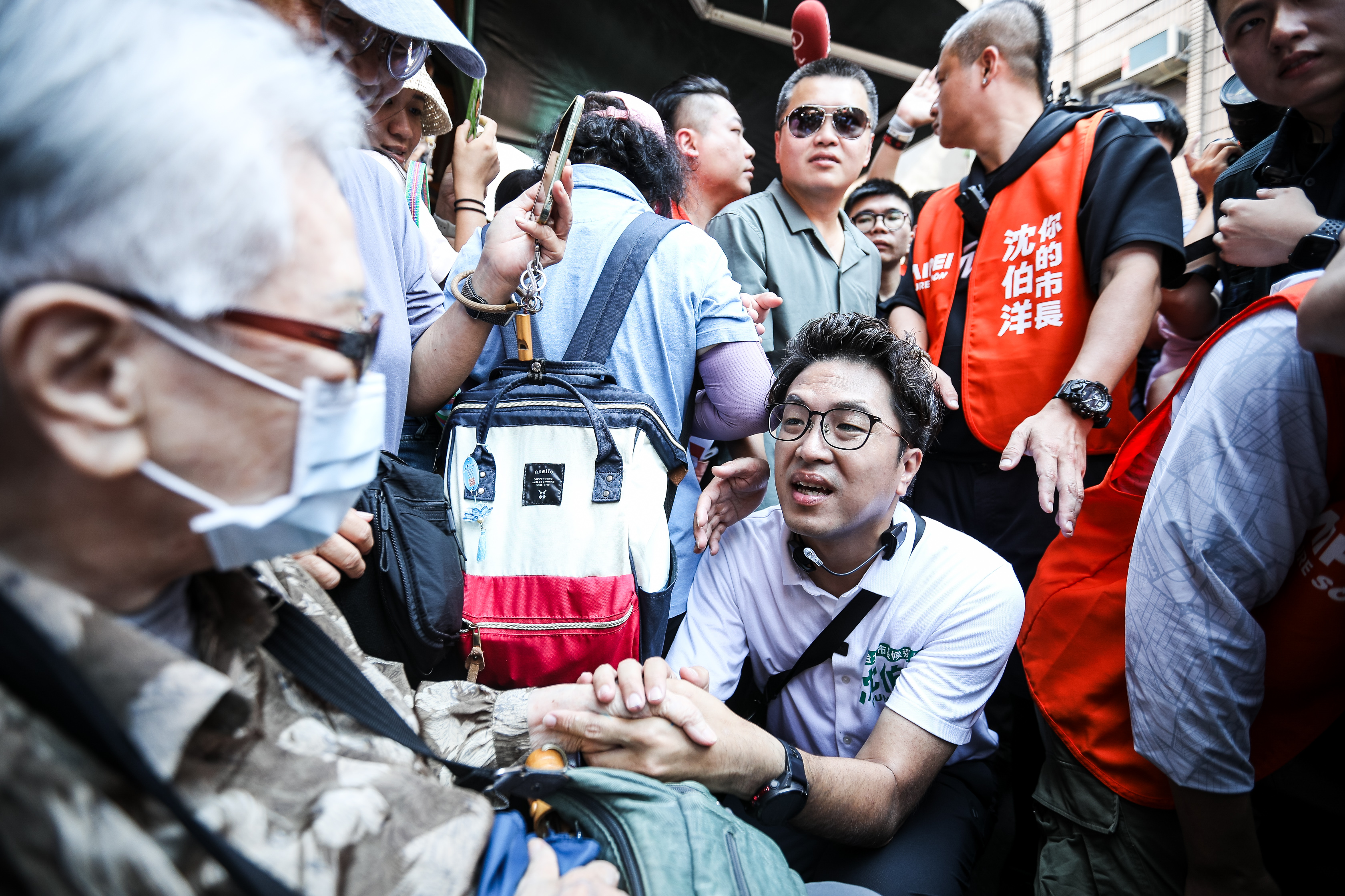 沈伯洋打點滴!拜票「手被劃傷」體力透支 吳思瑤:明強制休息半天