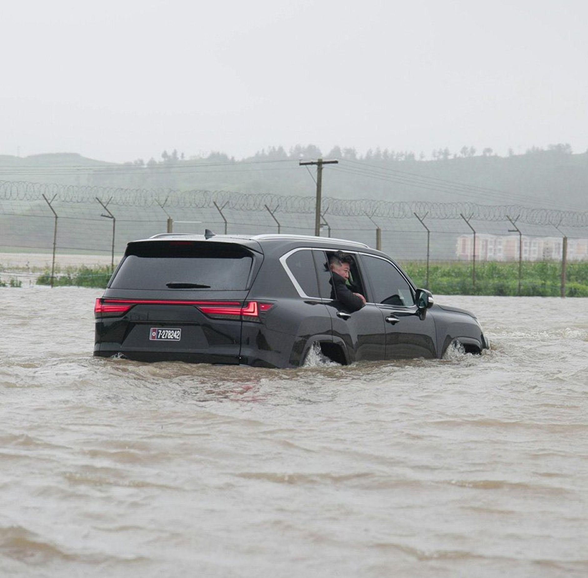 金正恩的豪車泡在水中。(翻自X平台)