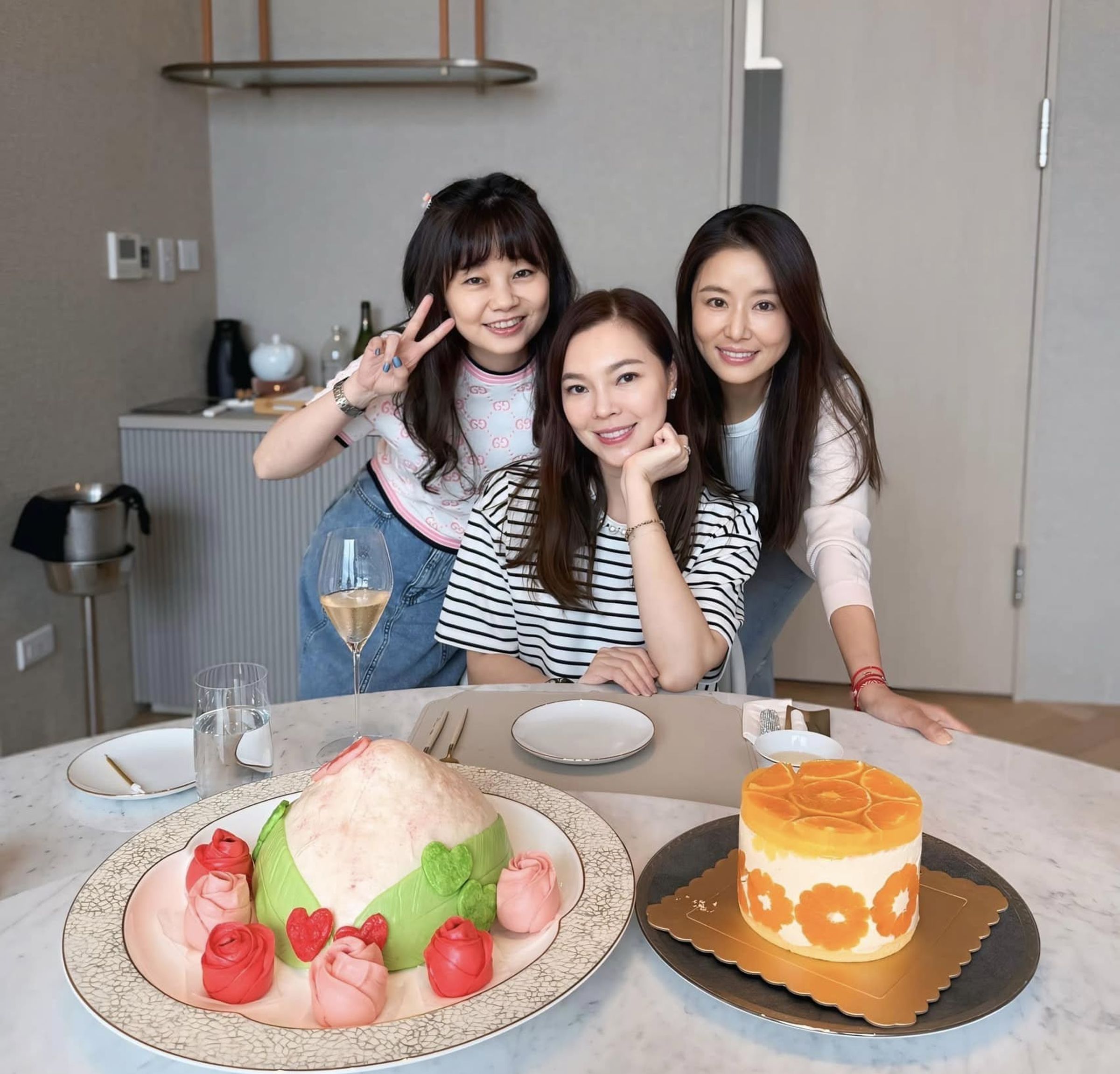 曾馨瑩(中)提前過生日,桌上蛋糕和壽桃很吸睛。(翻攝en0530 IG)