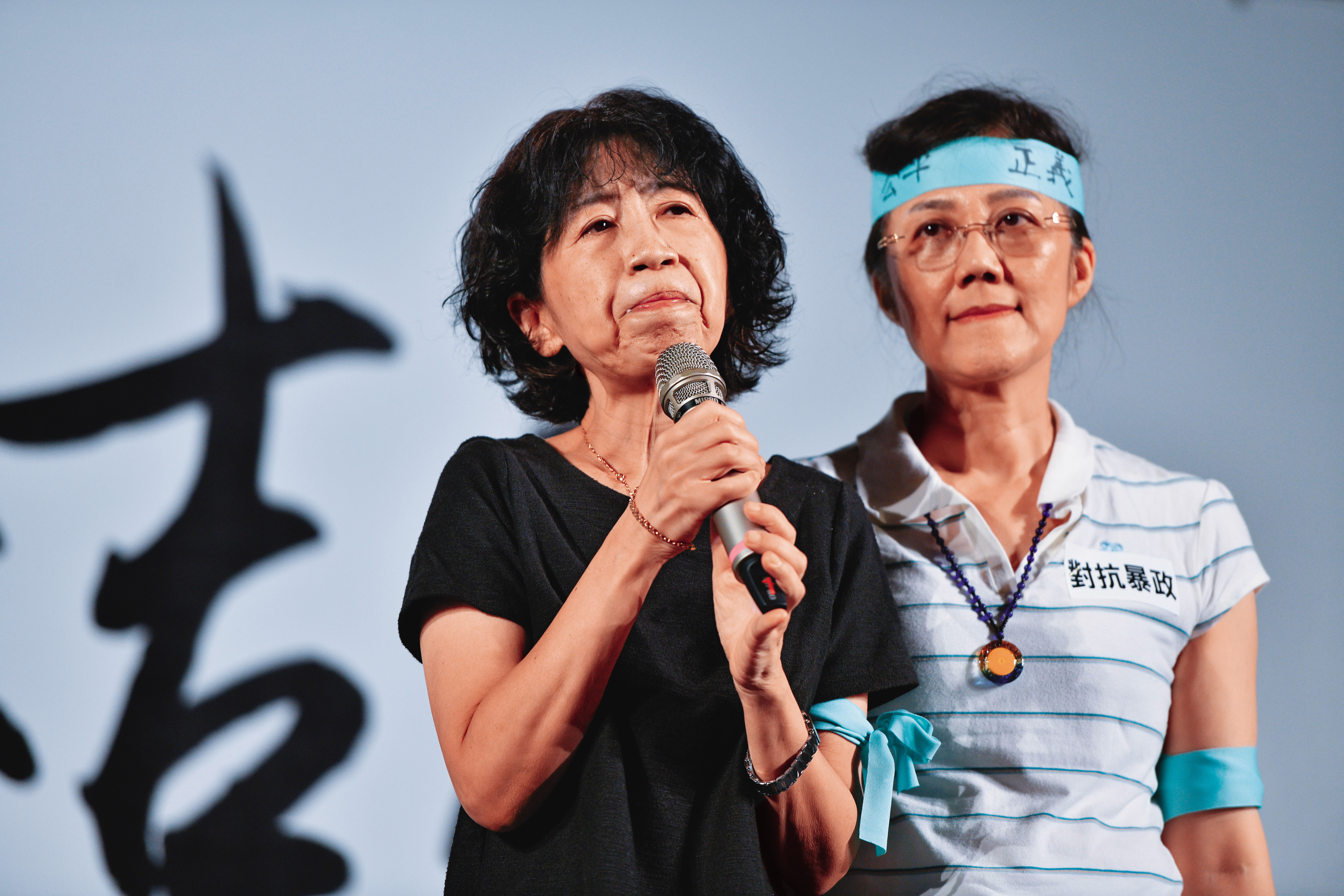 柯文哲妻子陳佩琪(左)在小草之夜強調,住家附近是金融街,ATM理財未涉不法,但至今說不清存入自己及子女帳戶619萬元來源。