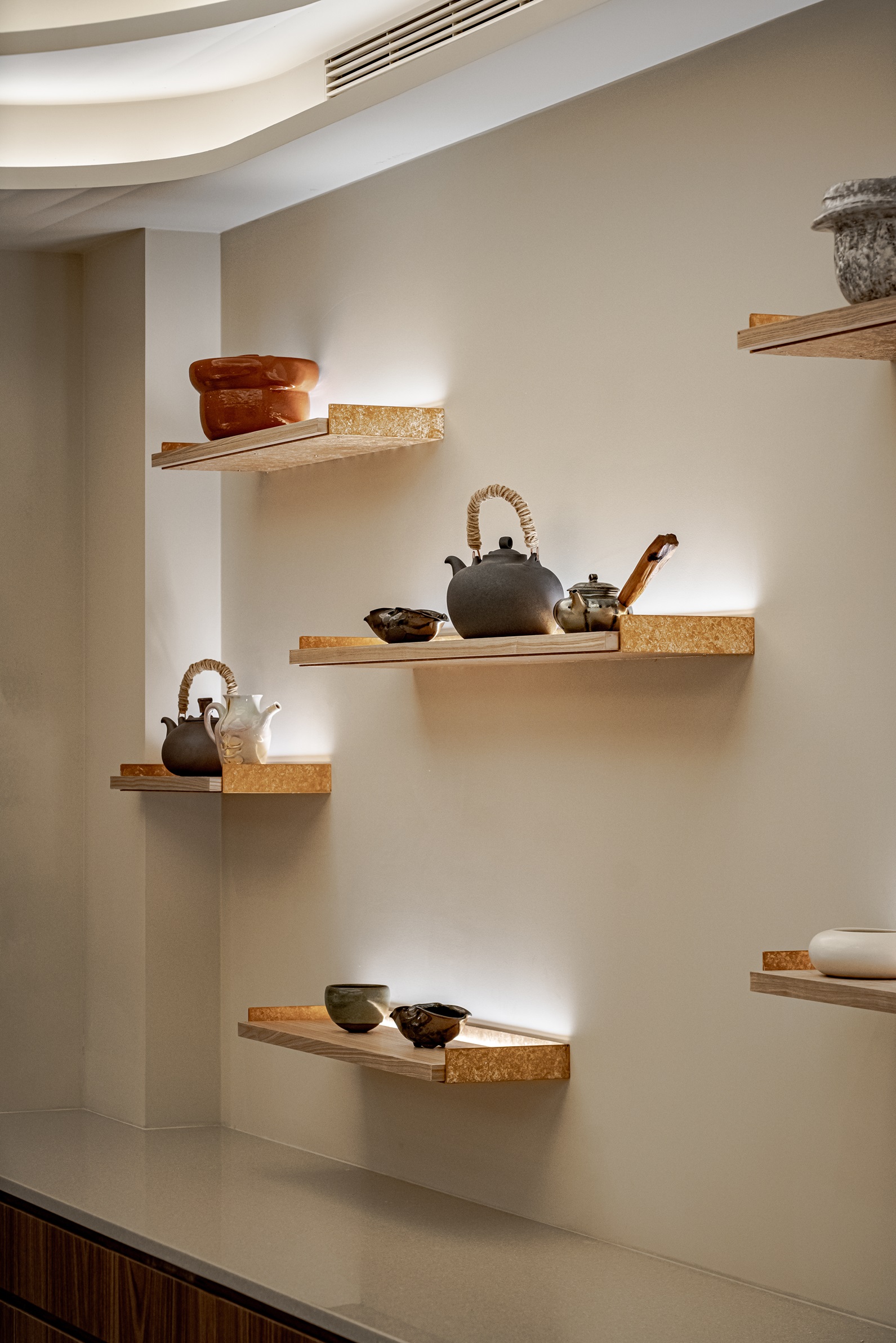 店內也闢出角落,陳設陶藝家的精彩作品。(すし謙提供)