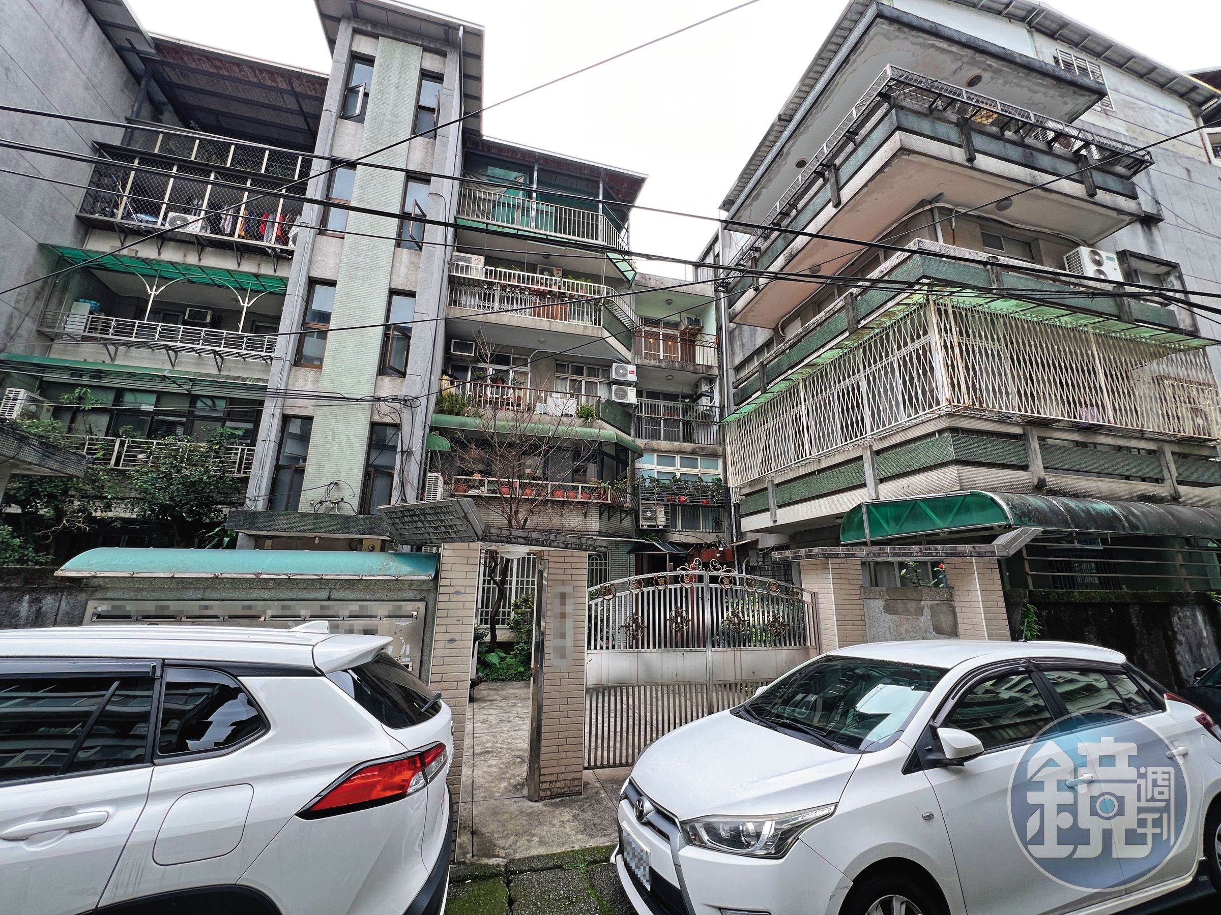 關中夫妻住在位於新店的公寓社區,可供車輛進出的巷弄相當狹窄。