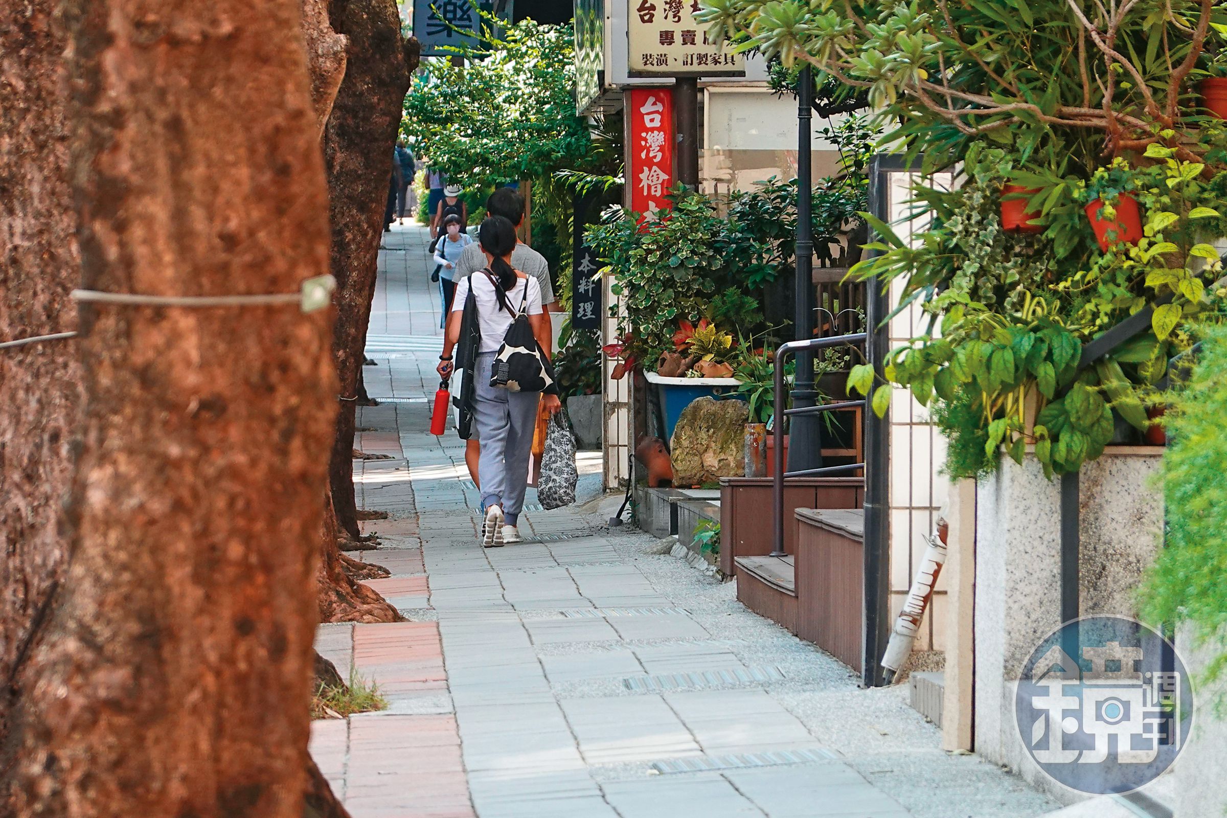 10/16，14:09，林熙蕾與老公拎著大包小包返家，住處看來也是低調隱蔽的所在。