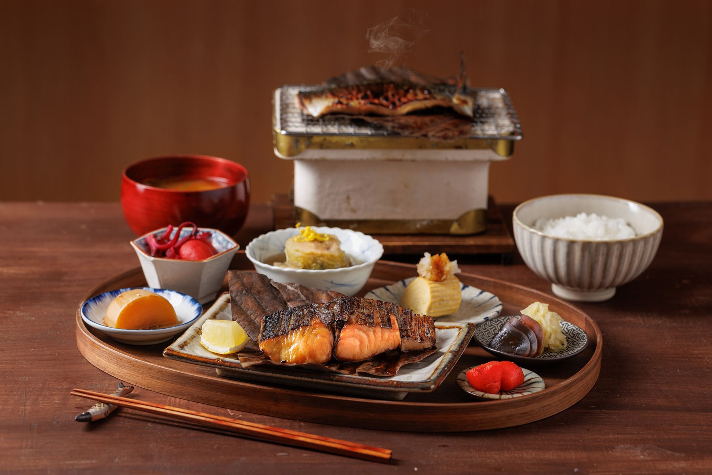 「朝炭」為豊漁餐飲集團旗下日式烤魚專門品牌,主打以備長炭現烤的新鮮魚貨與釜飯定食。(豊漁餐飲集團提供)