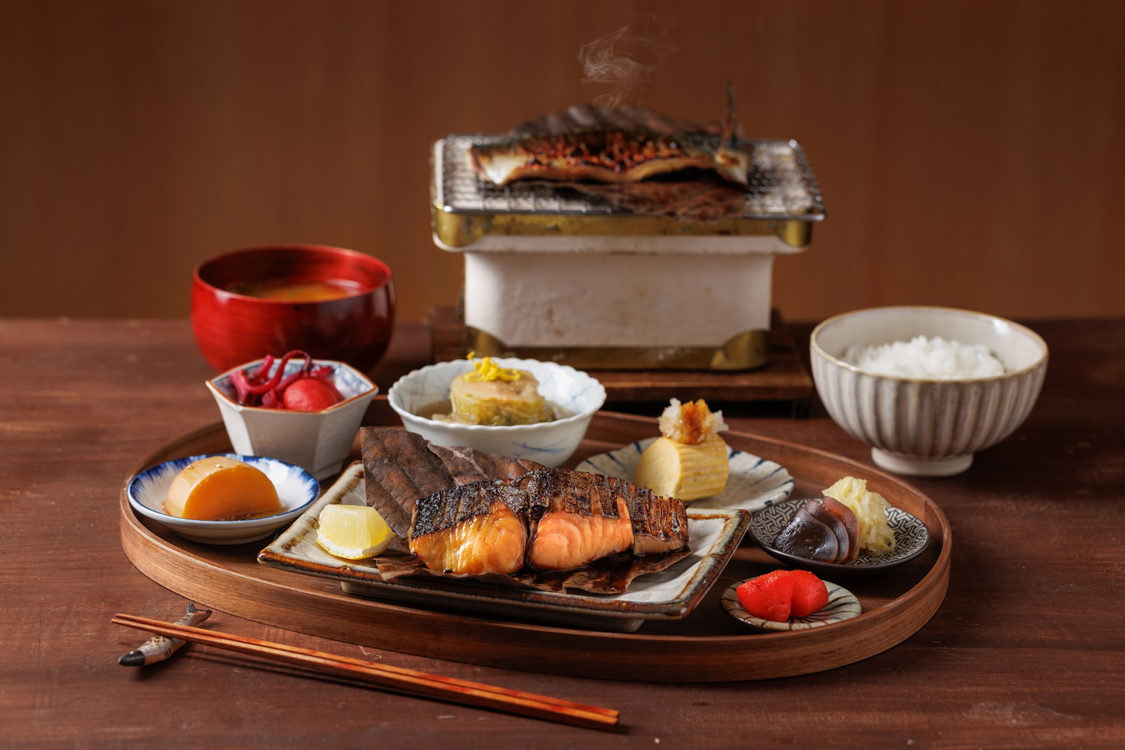 「朝炭」為豊漁餐飲集團旗下日式烤魚專門品牌，主打以備長炭現烤的新鮮魚貨與釜飯定食。（豊漁餐飲集團提供）