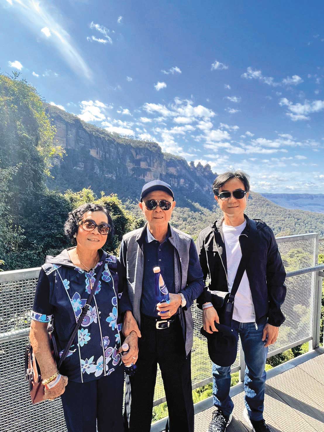 出身台南新營的黃仲銘（右），從小家境雖清苦，但父母卻非常有遠見栽培他讀書翻轉人生。（黃仲銘提供）