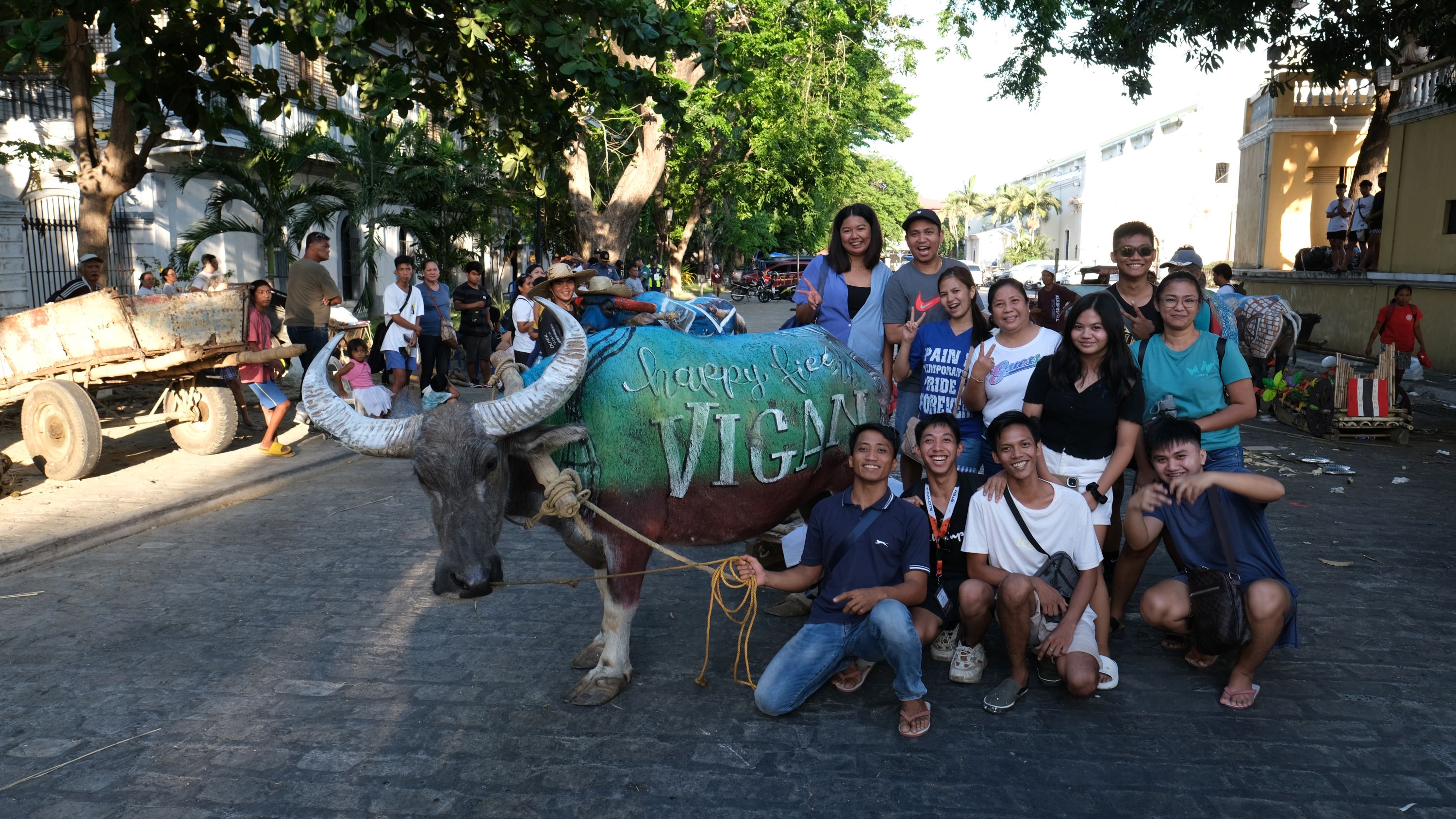 菲律賓美岸彩繪奔牛節成為吸睛的觀光資源。（公視《南國啟示錄》提供）
