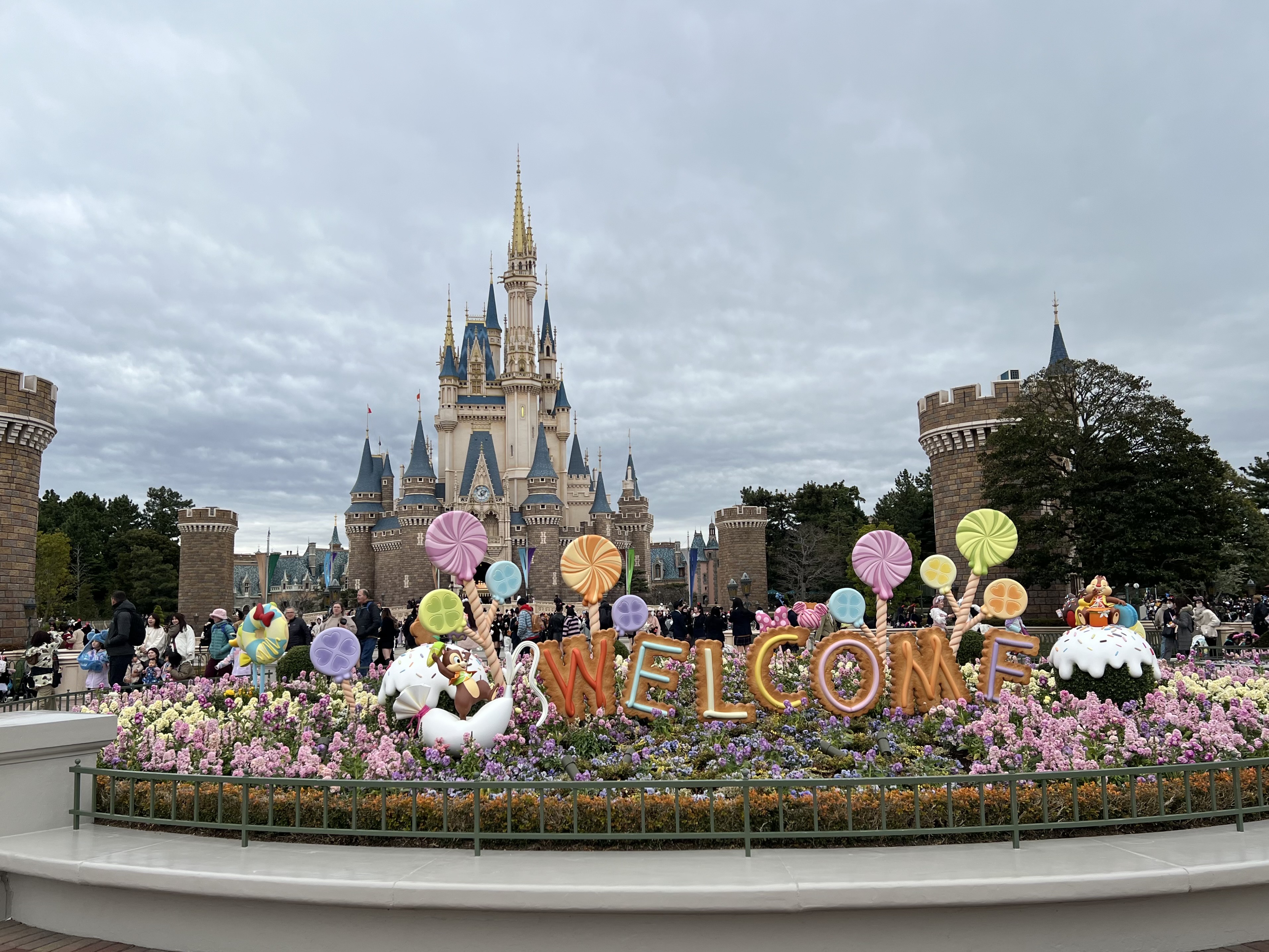 東京迪士尼驚傳遊樂設施安全帶「勒頸」意外。（讀者提供）