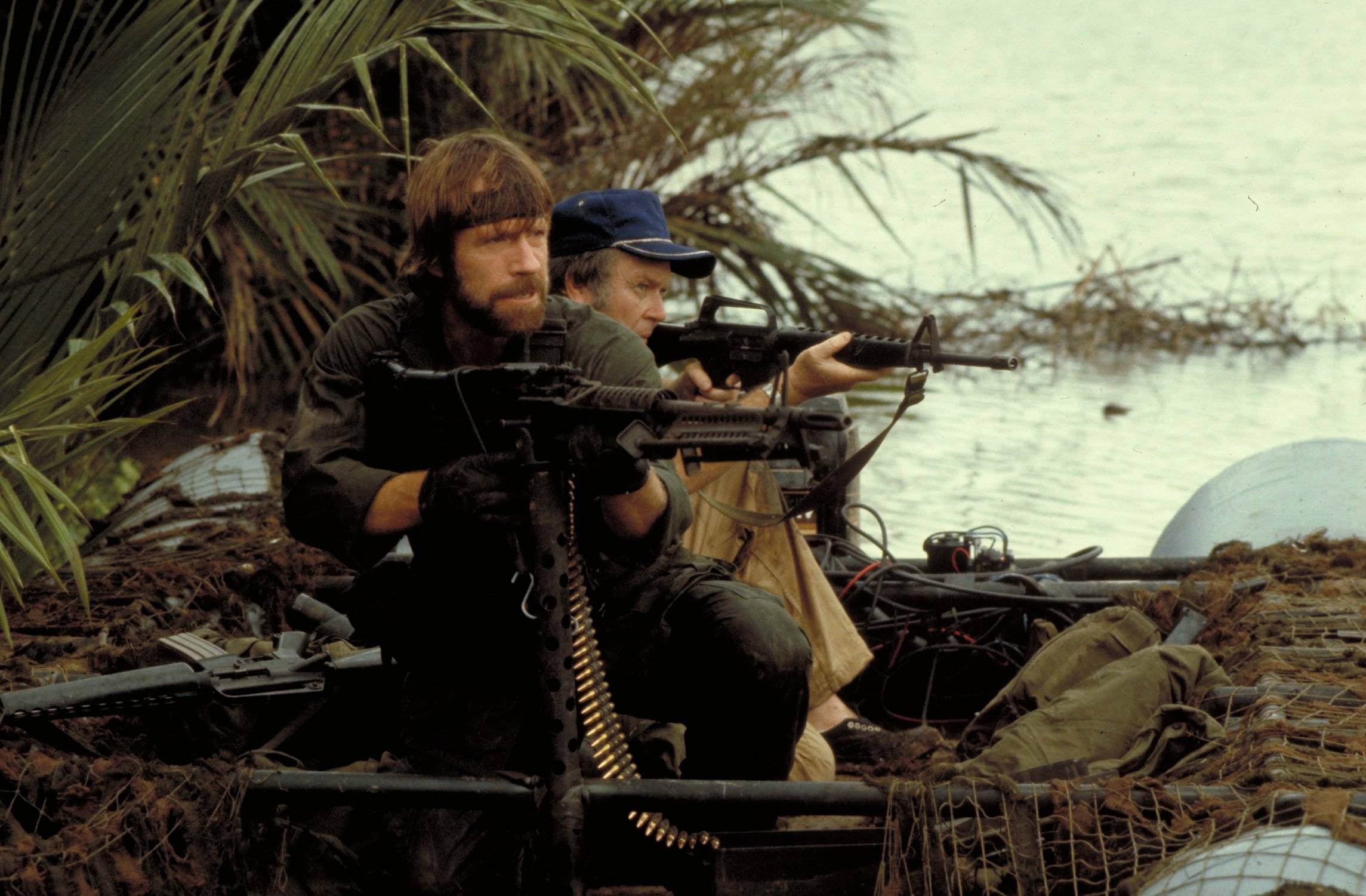 1984年的電影《北越歸來》奠定了羅禮士的銀幕形象，全副武裝手持重火力兵器。（東方IC）
