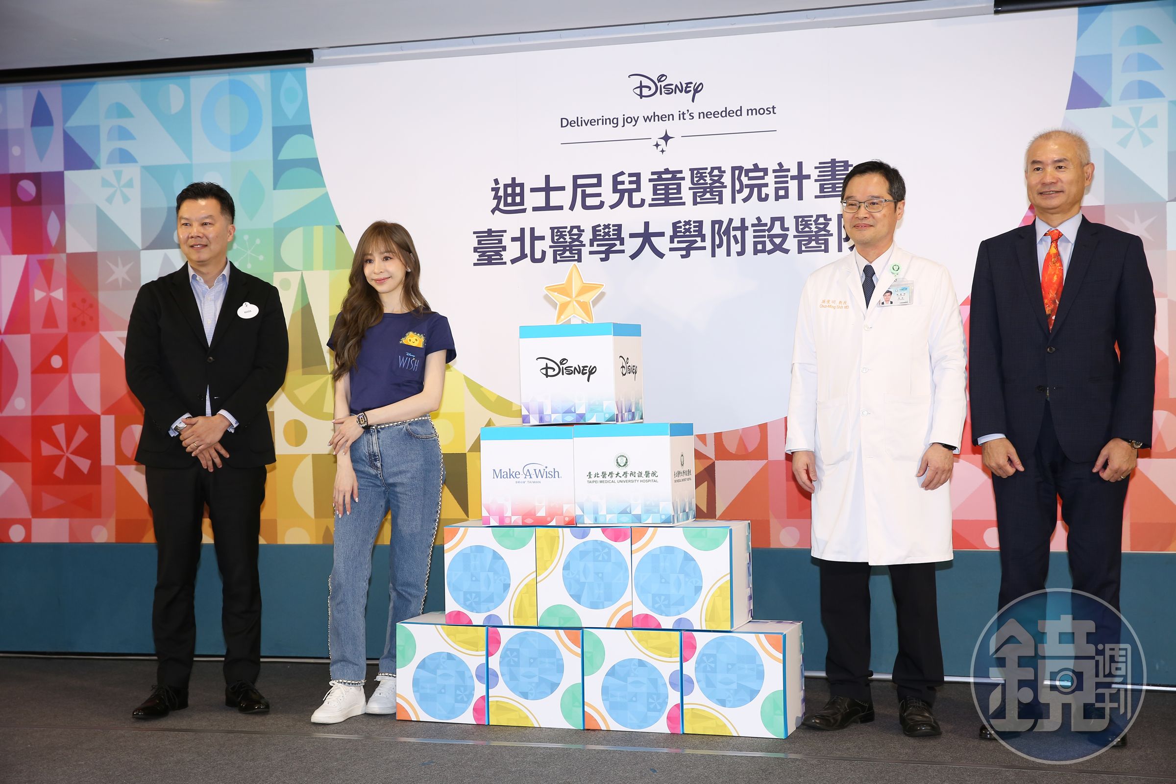 華特迪士尼台灣及香港總經理陳永樂（左起）、王心凌、台北醫學大學附設醫院院長施俊明、中華民國喜願協會理事長陳昭峰，一起共同揭幕。