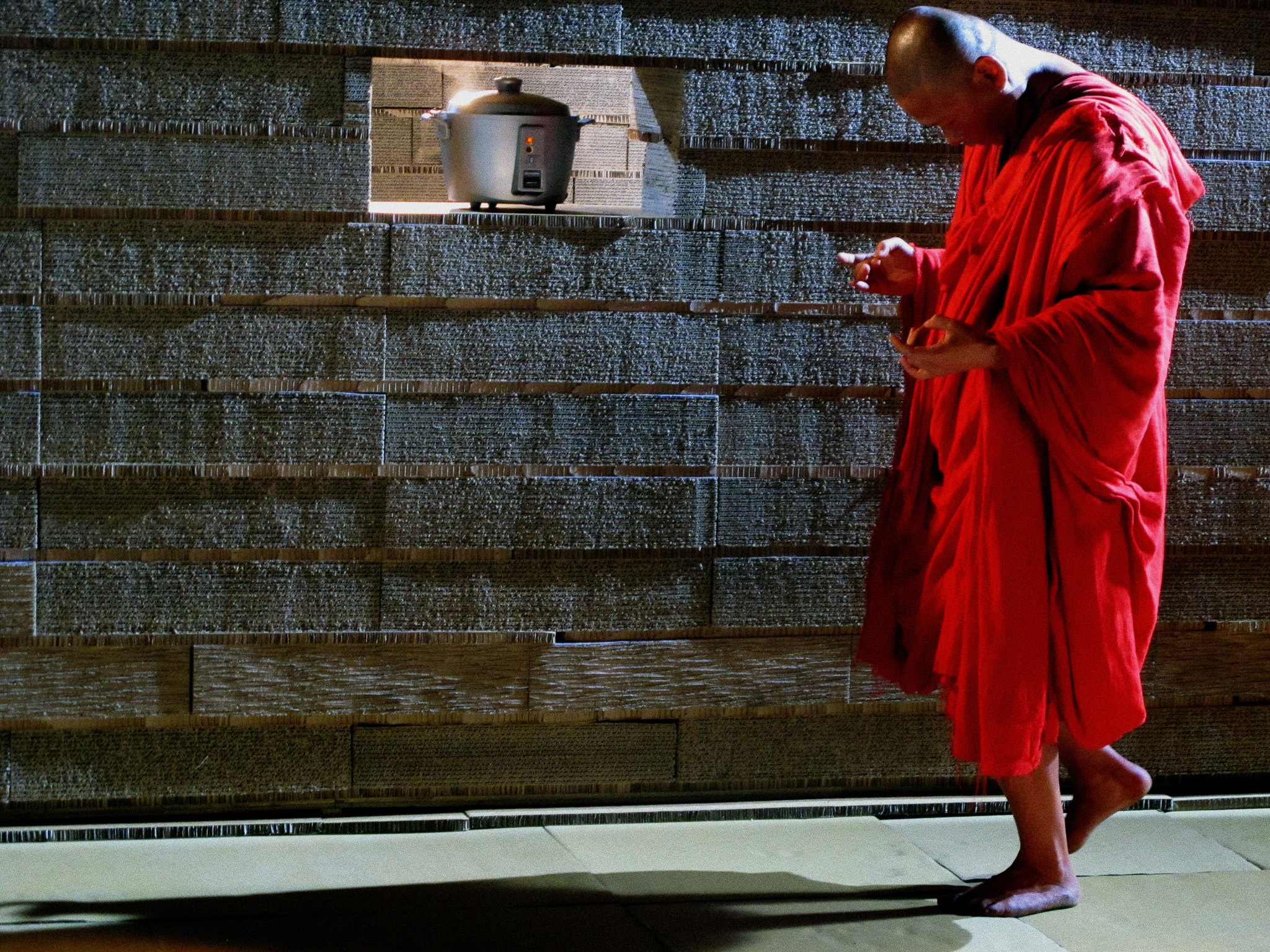 李康生拍《行者》穿紅袍慢走吃足苦頭，圖為《金剛經》劇照。（國家影視聽中心提供）