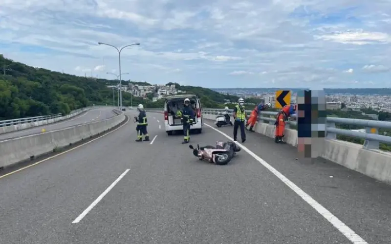 一名男騎士自撞護欄，有民眾目擊他撞擊後有自行起身，隨後跨越護欄才墜落身亡。（翻攝畫面）