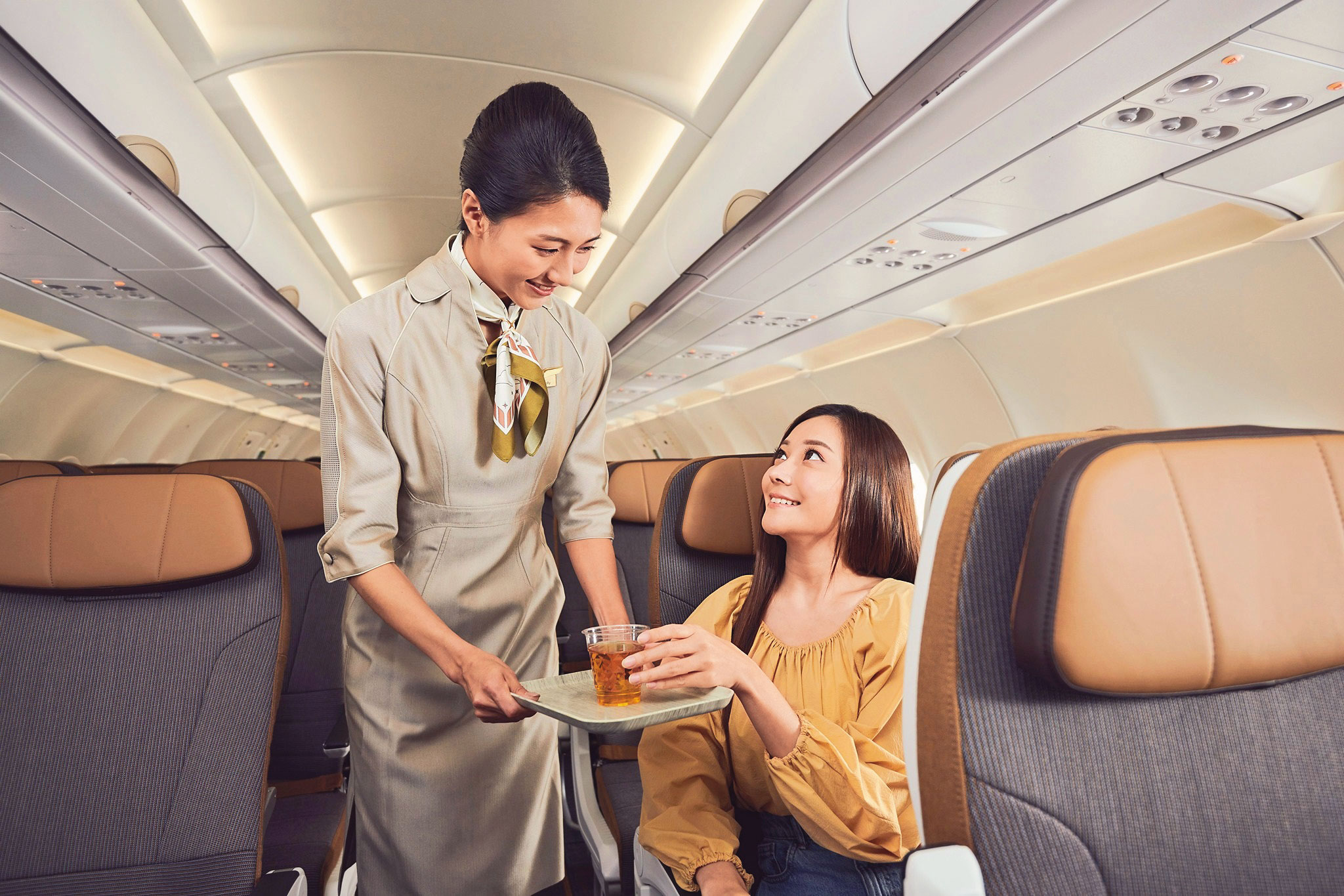 星宇航空空服員展現精品航空精神，以「五感體驗」為核心打造高端飛行旅程，吸引科技與商務客青睞。（翻攝STARLUX Airlines臉書粉專）