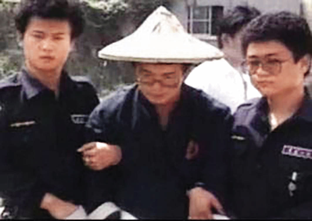 殺害井口真理子的劉學強(中)被警方帶回棄屍現場,當場崩潰大哭。(東森新聞提供)