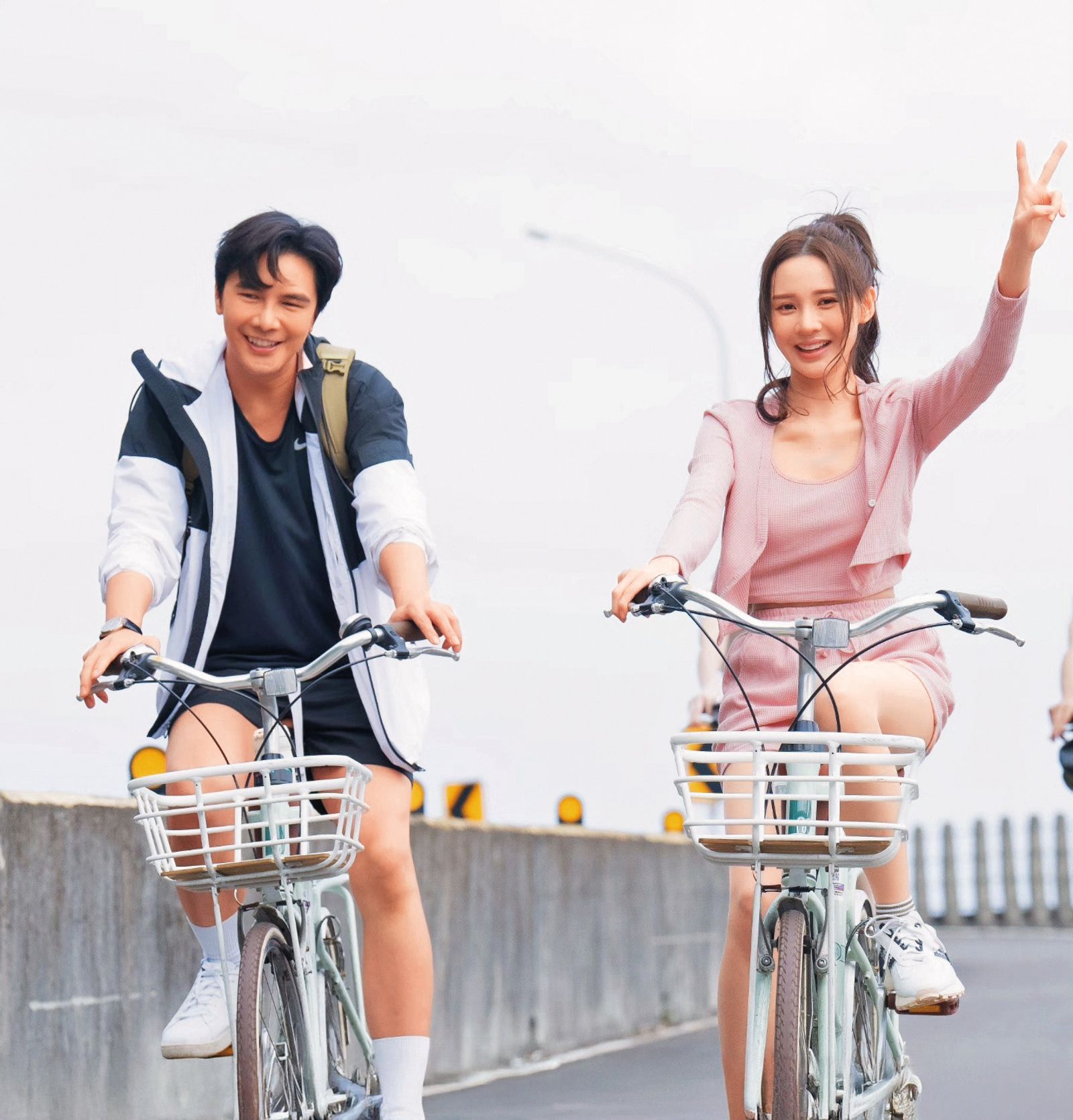 謝佳見（左）最新作品是台馬合作的愛情懸疑片《解碼》，他與大馬女星黃詩棋（右）飾演夫妻。 （翻攝自謝佳見臉書）