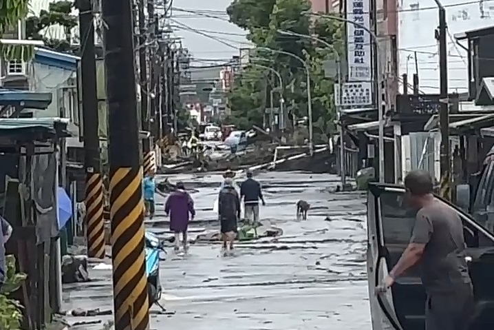 花蓮馬太鞍溪堰塞湖溢流造成光復鄉情嚴重。（翻攝自Threads@oza.nna_）