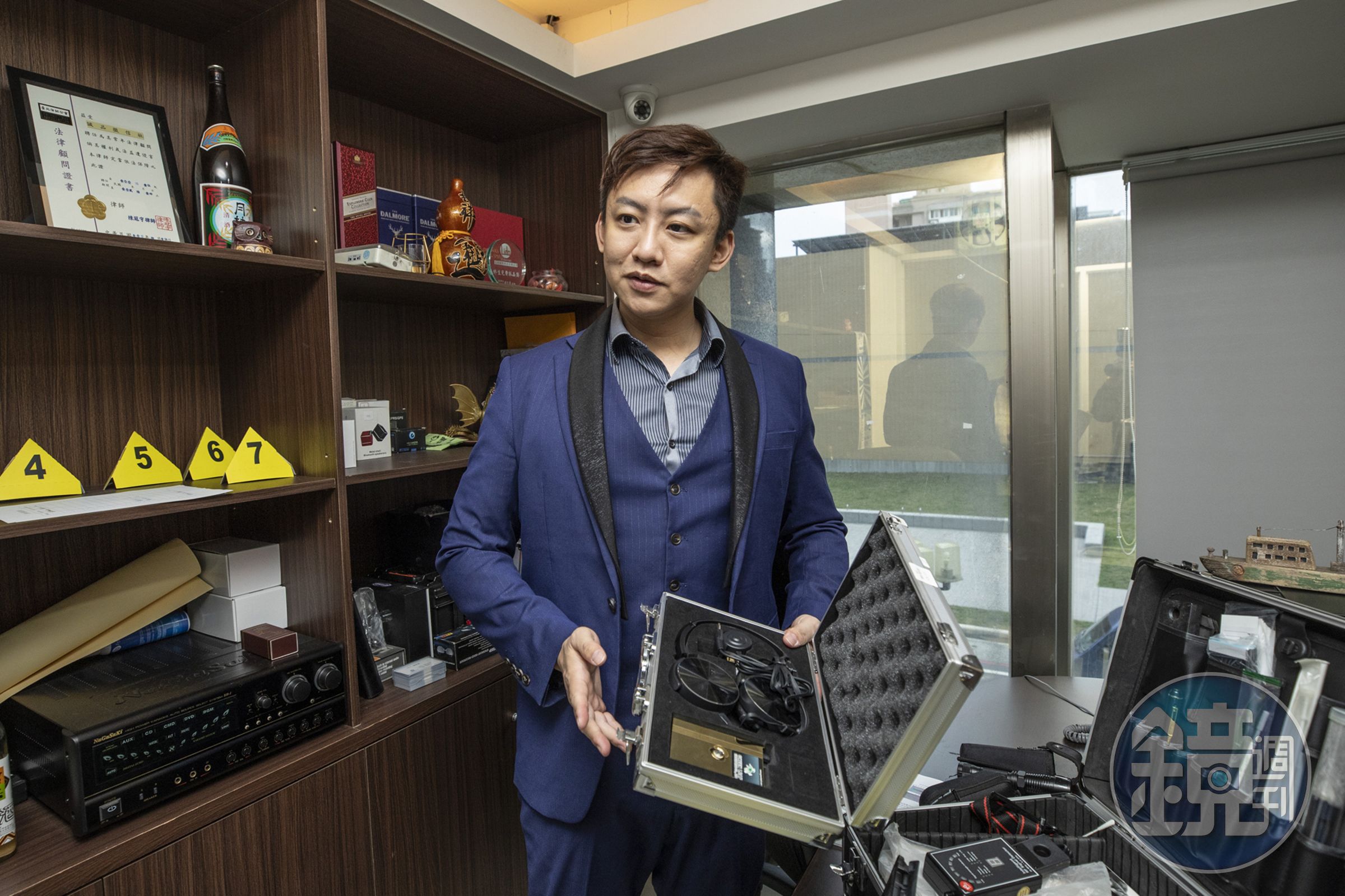 謝智博因不喜歡傳統徵信社用各種方式從客戶身上挖錢的作業模式,23歲時獨自創設立達徵信社。