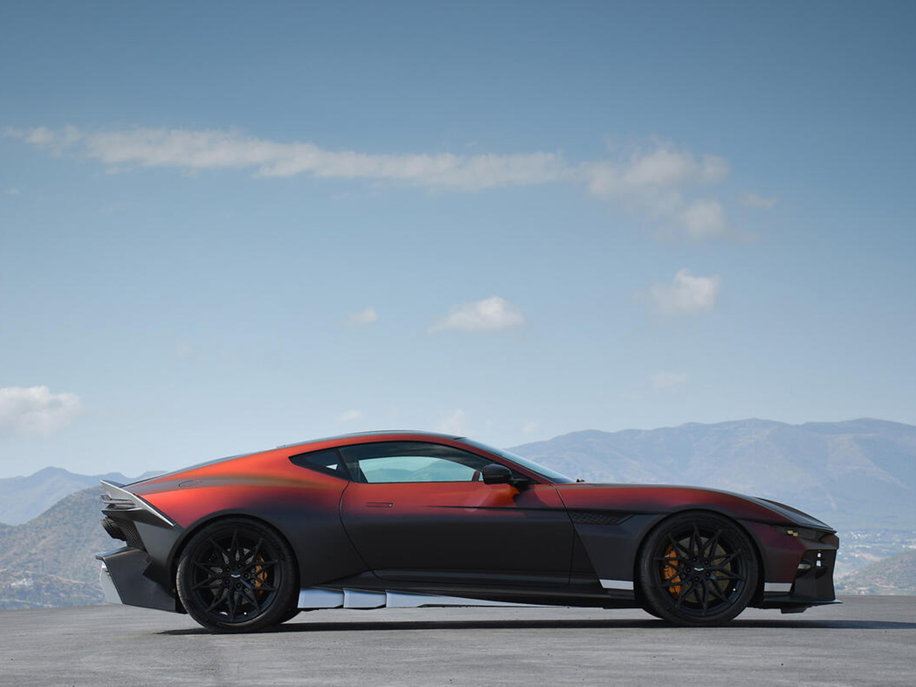 車身輪廓來看，Valen 仍然能看出 Vanquish 的身影，但 Aston Martin 已針對車內外進行大幅重新設計。